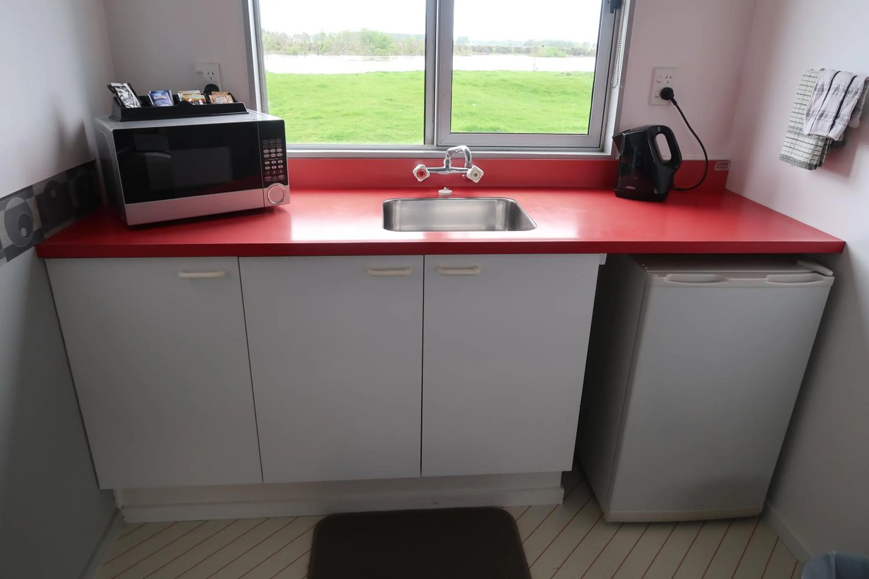 Kitchen or kitchenette in North End Motel