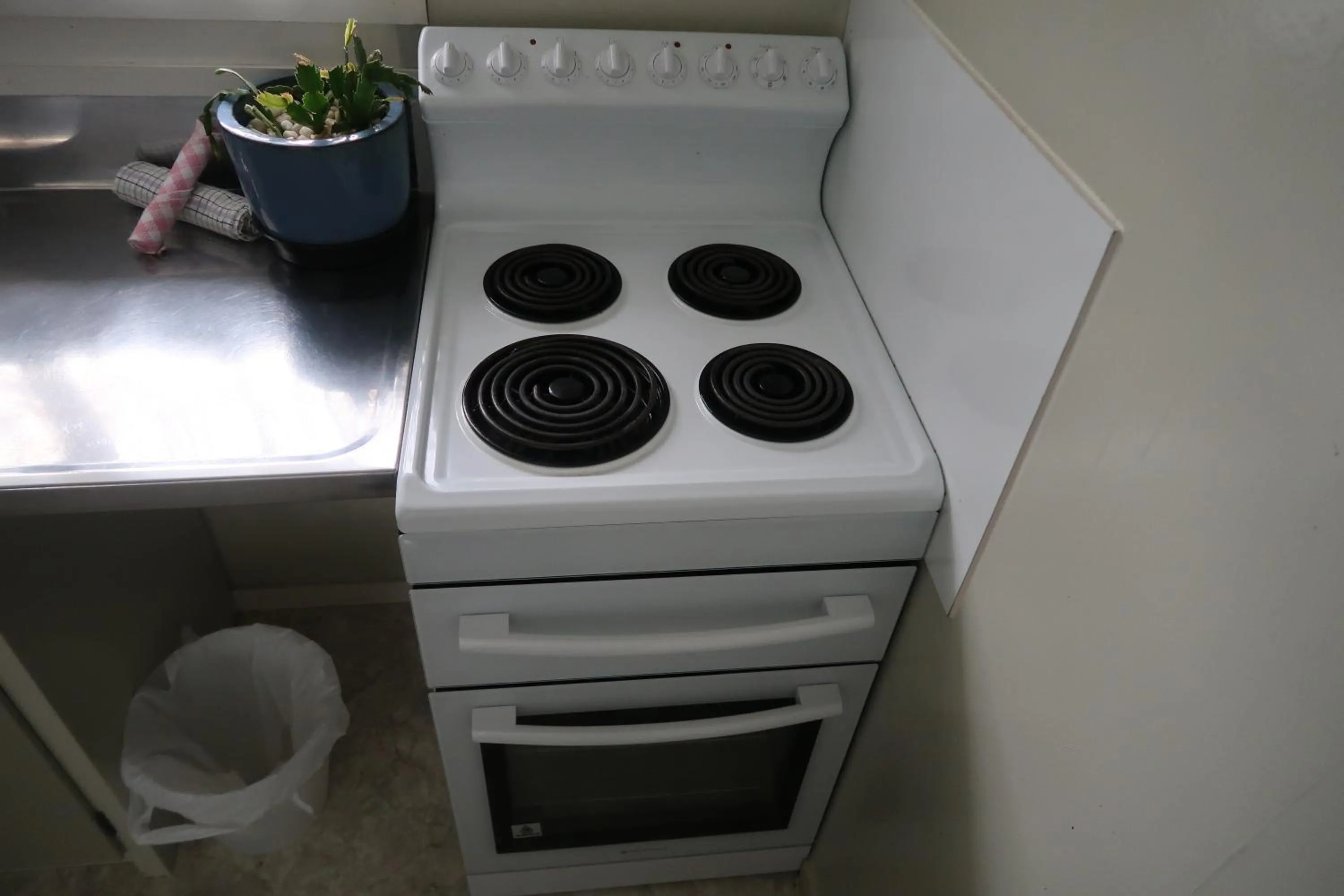 Kitchen or kitchenette in North End Motel