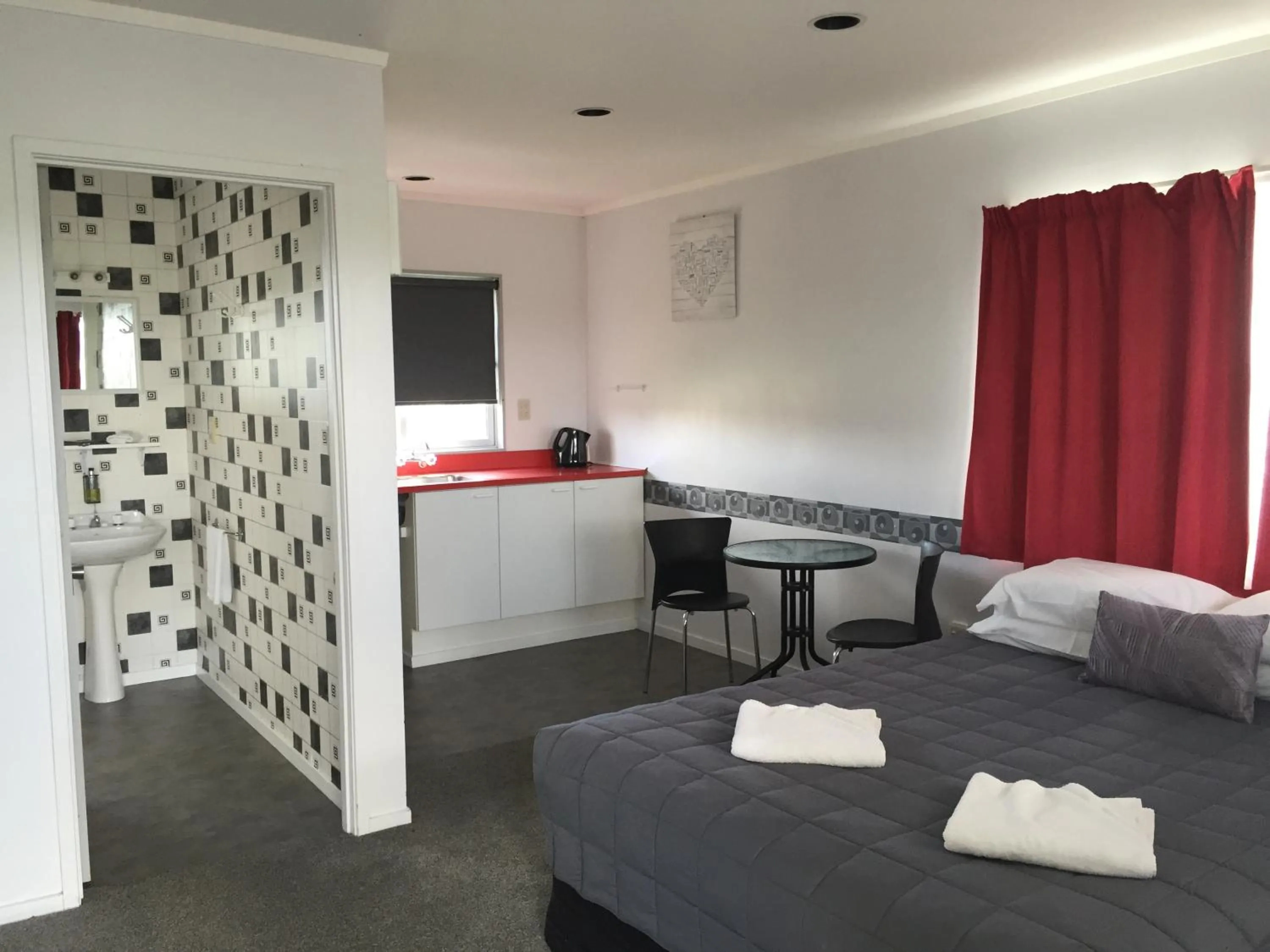 Photo of the whole room, Bed in North End Motel