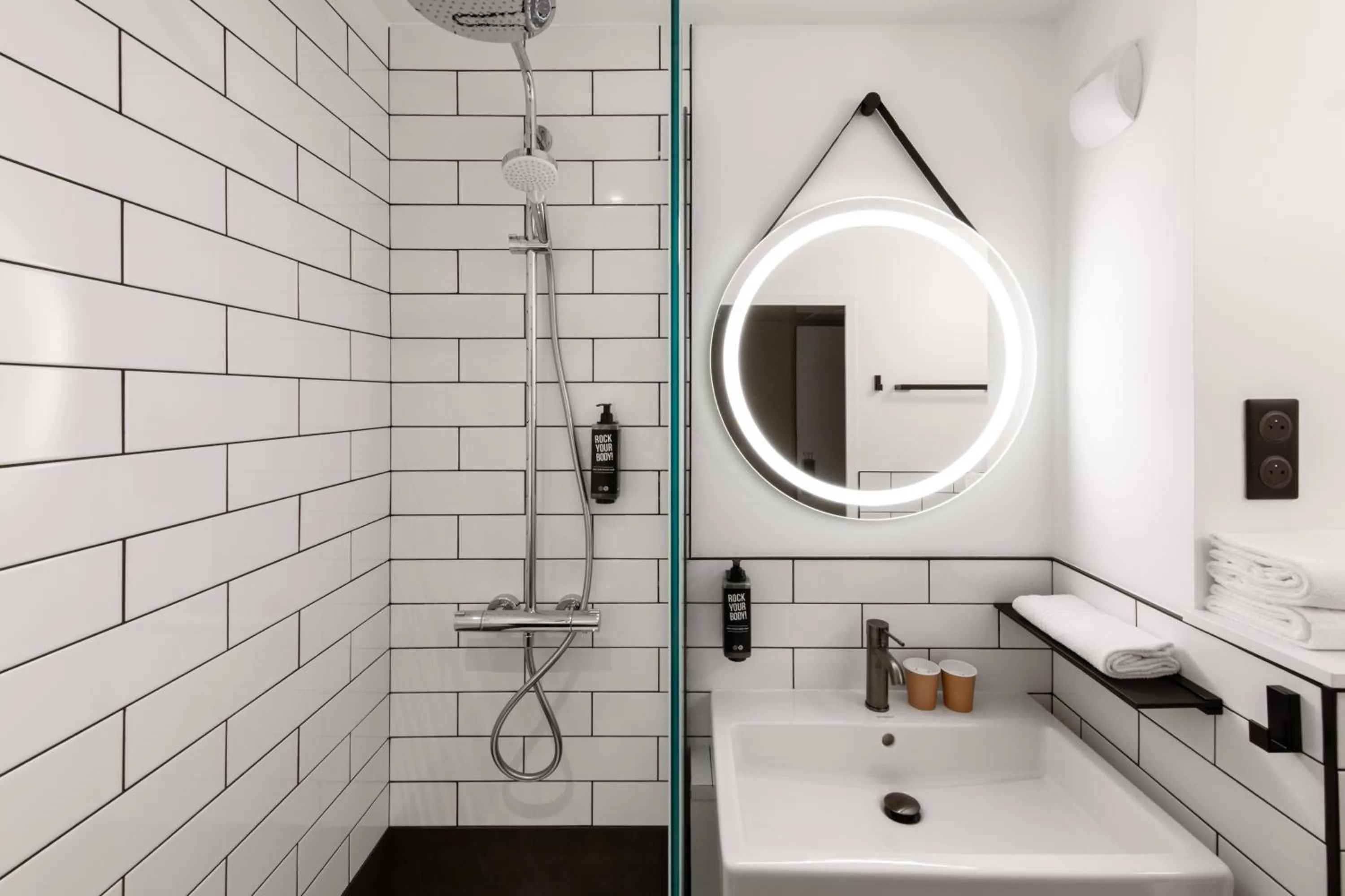 Shower in ibis La Baule Pornichet Plage