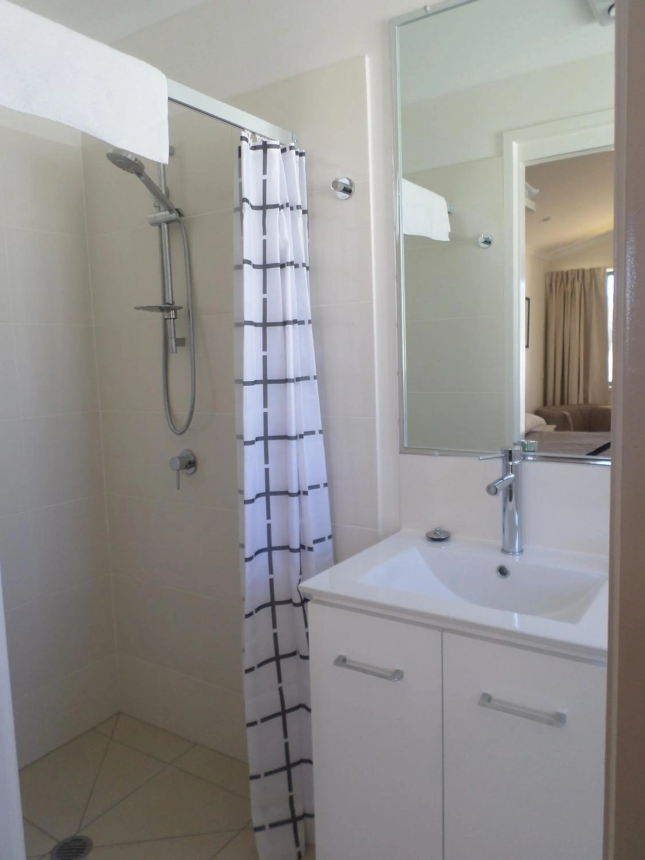 Shower in Warrego Hotel Motel Cunnamulla