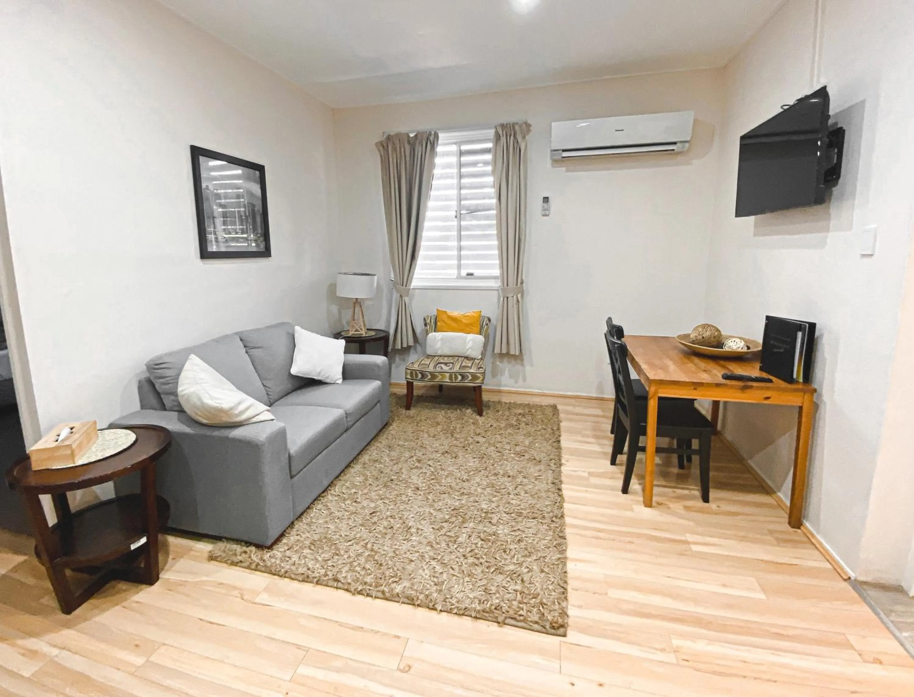 Communal lounge/ TV room in Warrego Hotel Motel Cunnamulla