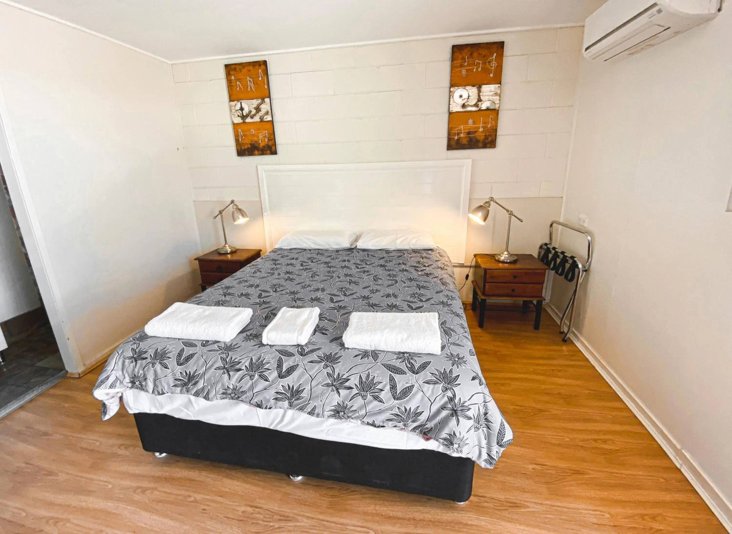 Bed in Warrego Hotel Motel Cunnamulla