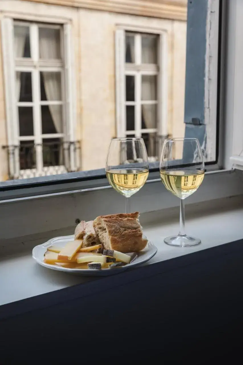 Lounge or bar in Hotel des Deux-Iles - Notre-Dame Lounge or bar in Hotel des Deux-Iles - Notre-Dame