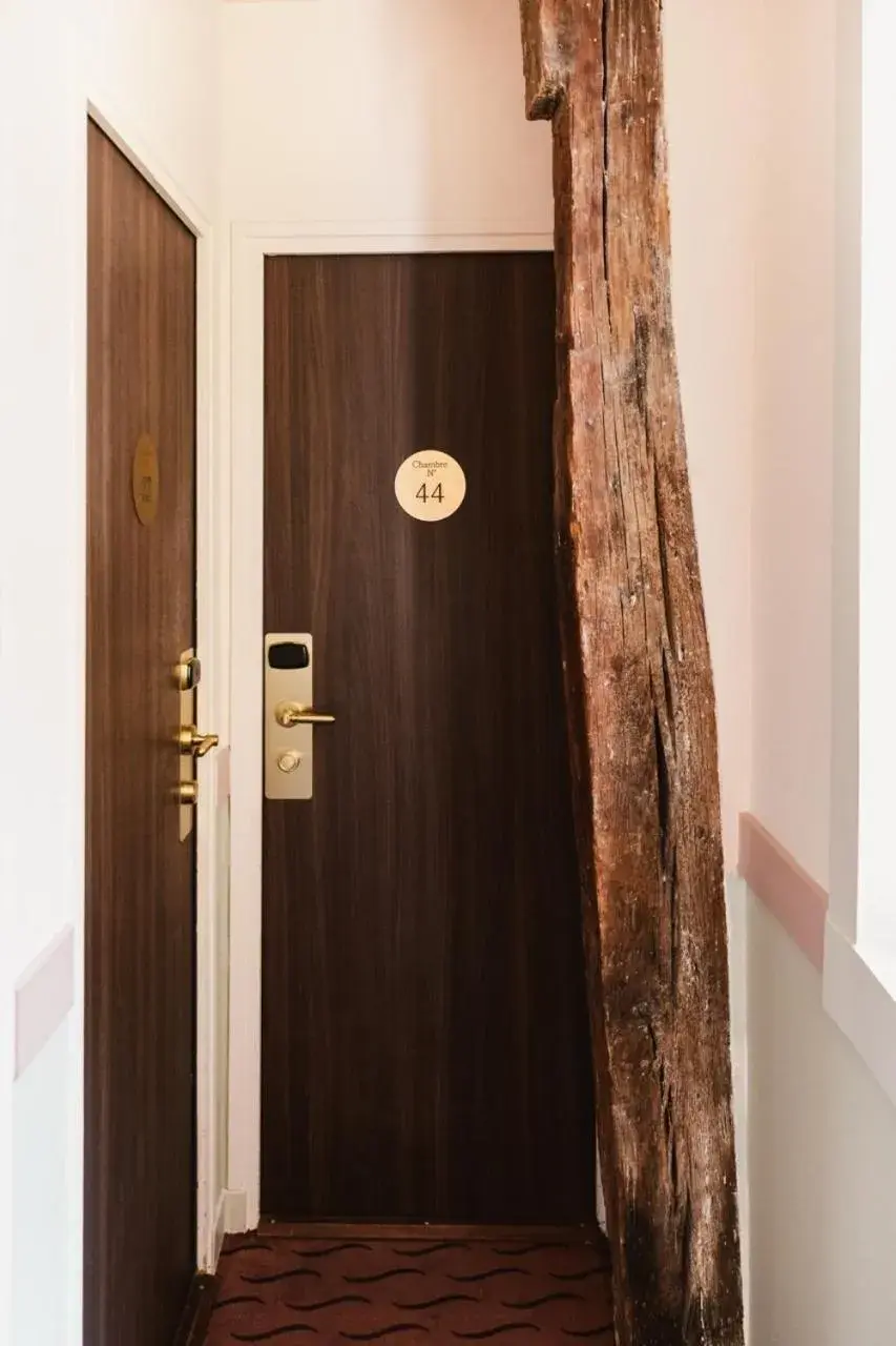 Property building in Hotel des Deux-Iles - Notre-Dame Property building in Hotel des Deux-Iles - Notre-Dame