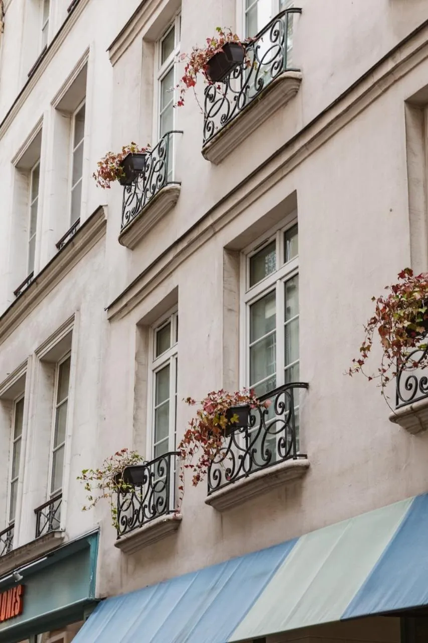 Property building in Hotel des Deux-Iles - Notre-Dame