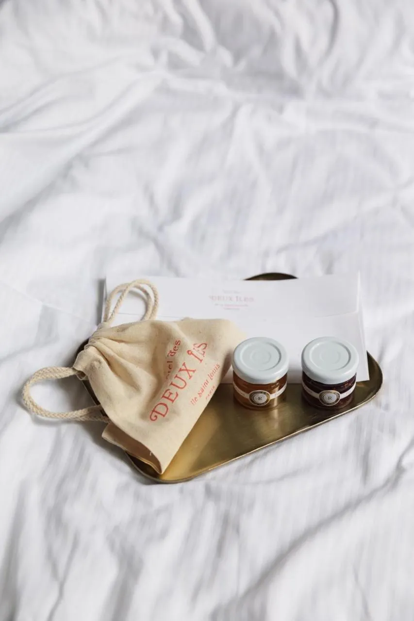 Bed in Hotel des Deux-Iles - Notre-Dame