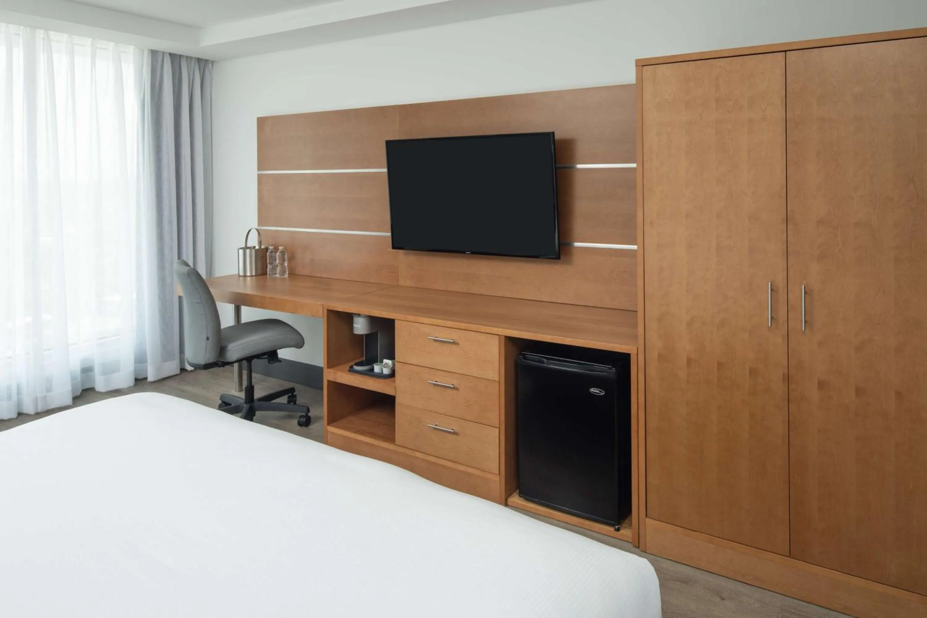 Bedroom, Bed in DoubleTree by Hilton Miami North I-95