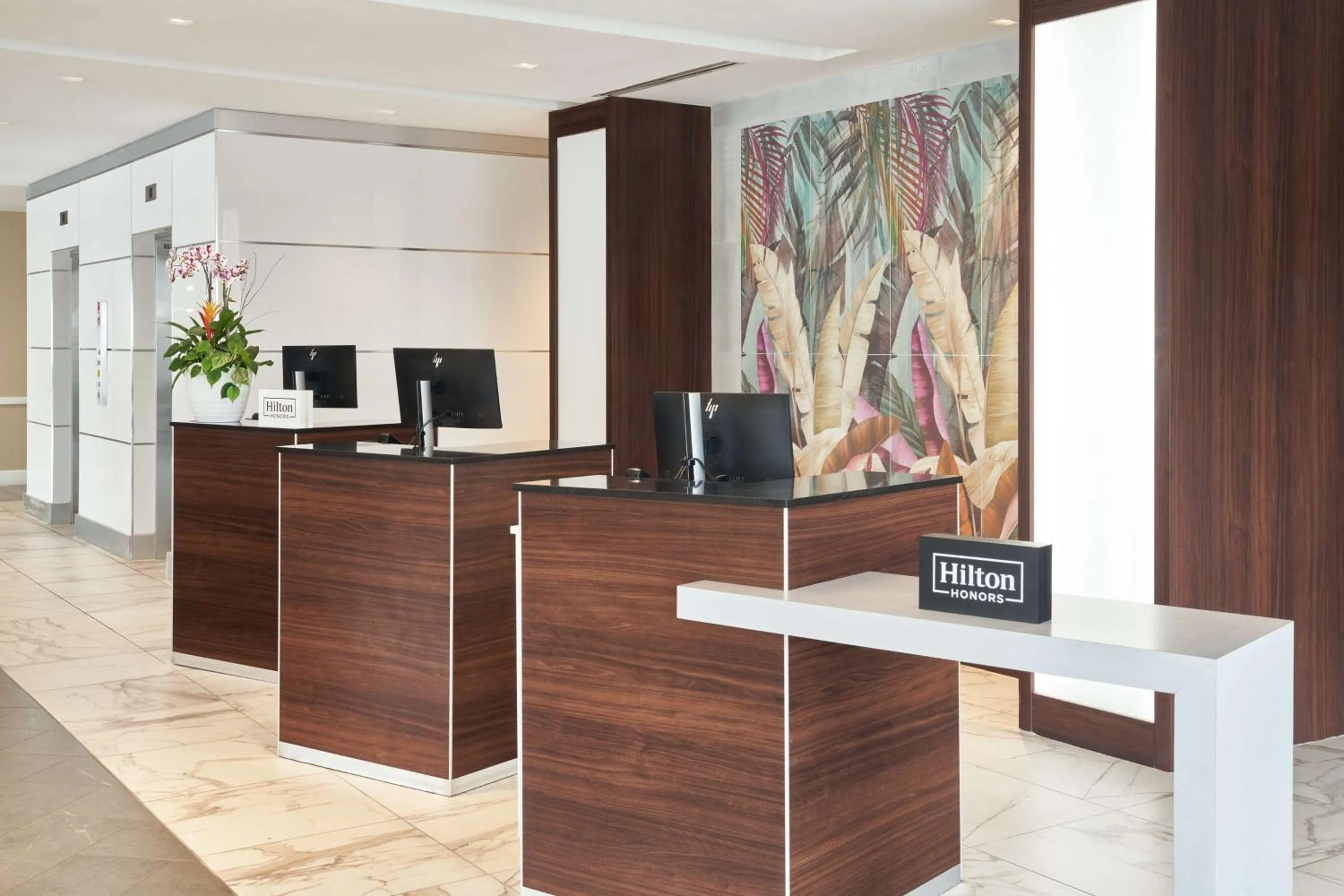Lobby or reception in DoubleTree by Hilton Miami North I-95