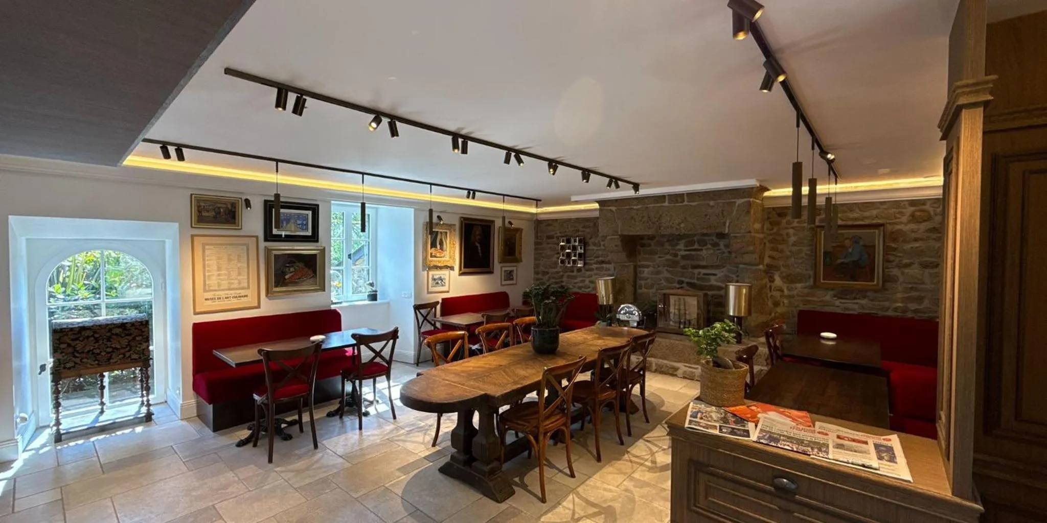 Restaurant/places to eat in Manoir Des Douets Fleuris