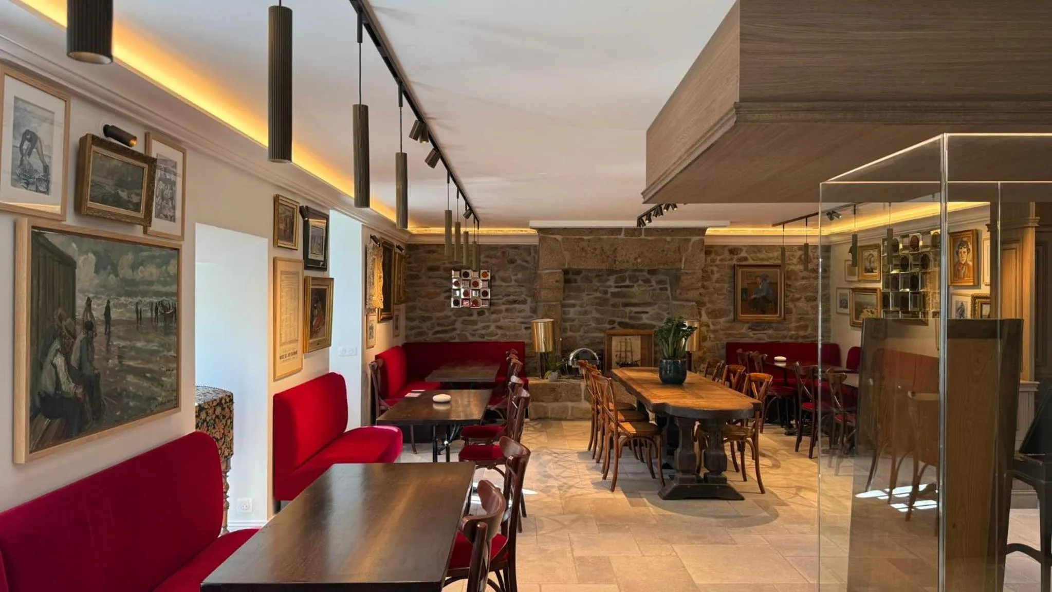 Restaurant/places to eat in Manoir Des Douets Fleuris