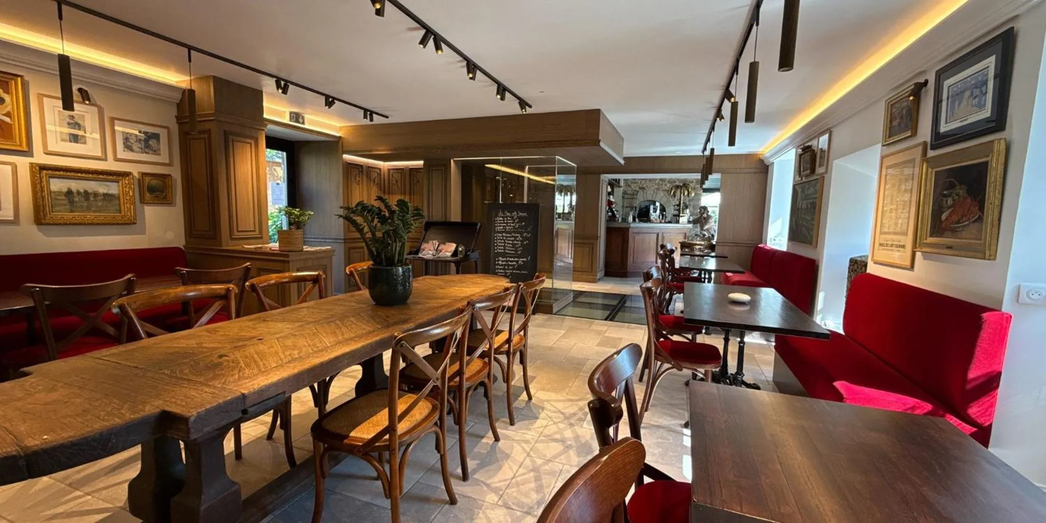 Restaurant/places to eat in Manoir Des Douets Fleuris