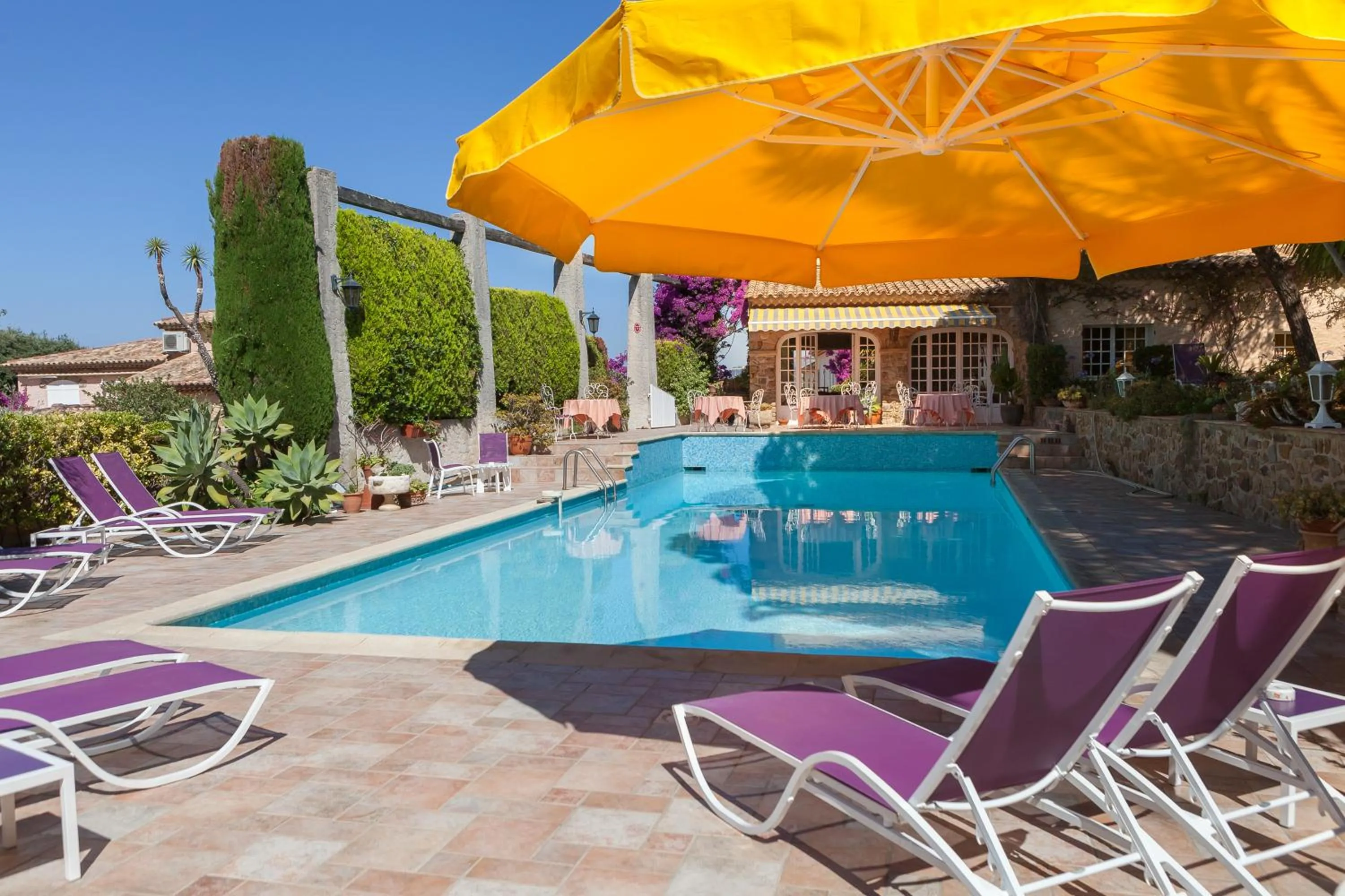 Swimming pool in L' Escapade Hôtel & Restaurant