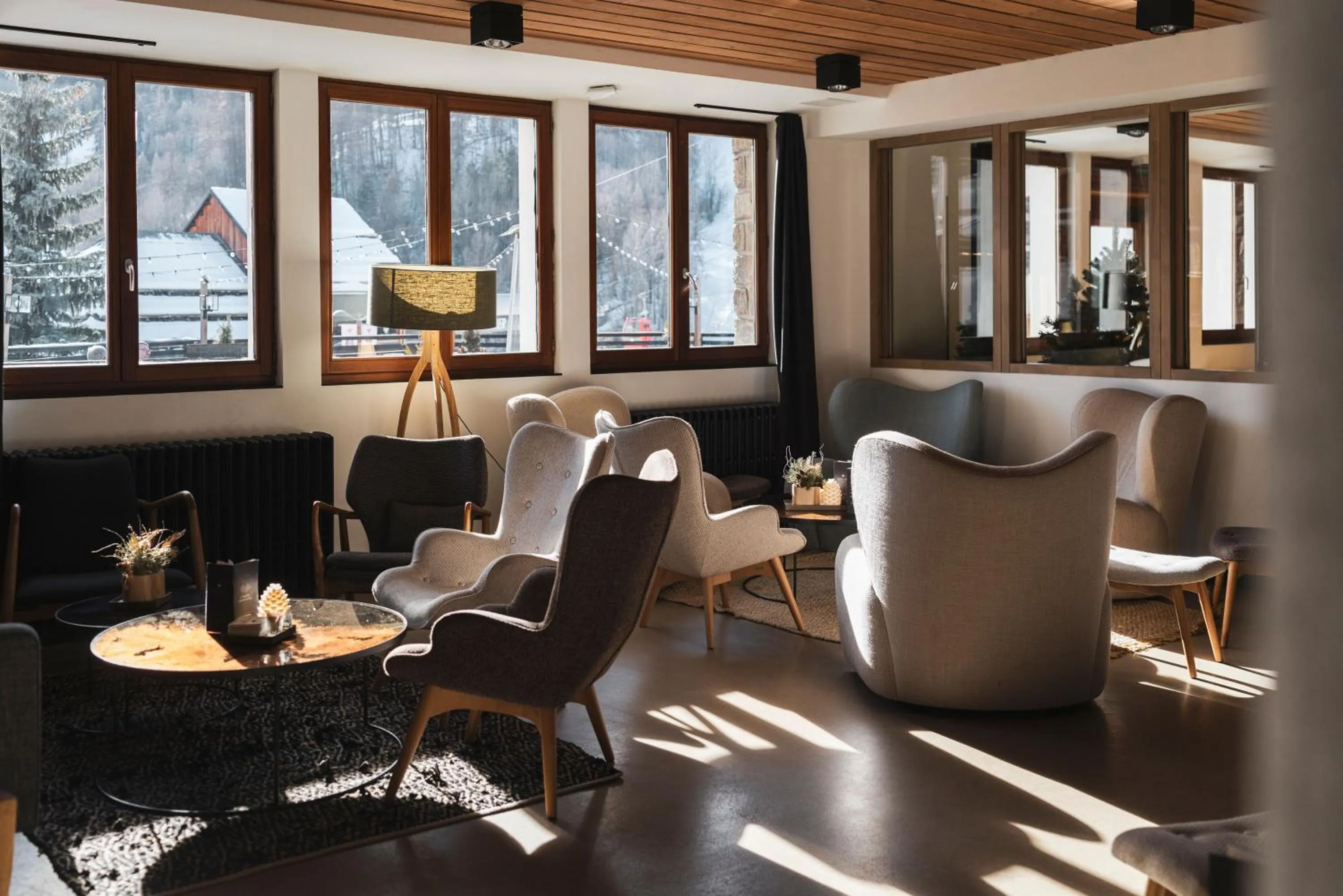 Lounge or bar in Grand Hôtel & Spa NUXE Serre Chevalier