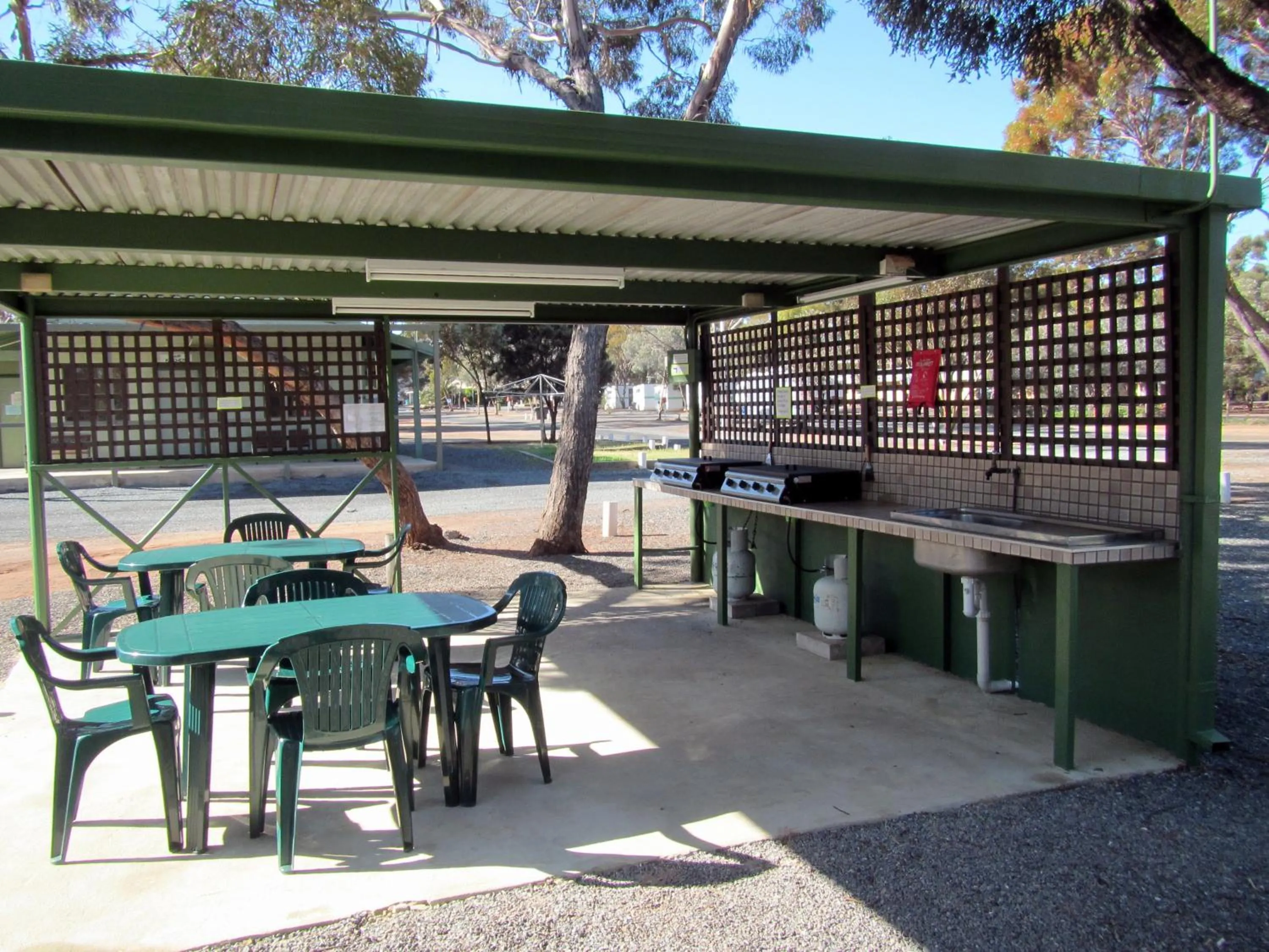 BBQ facilities in Acclaim Gateway Tourist Park