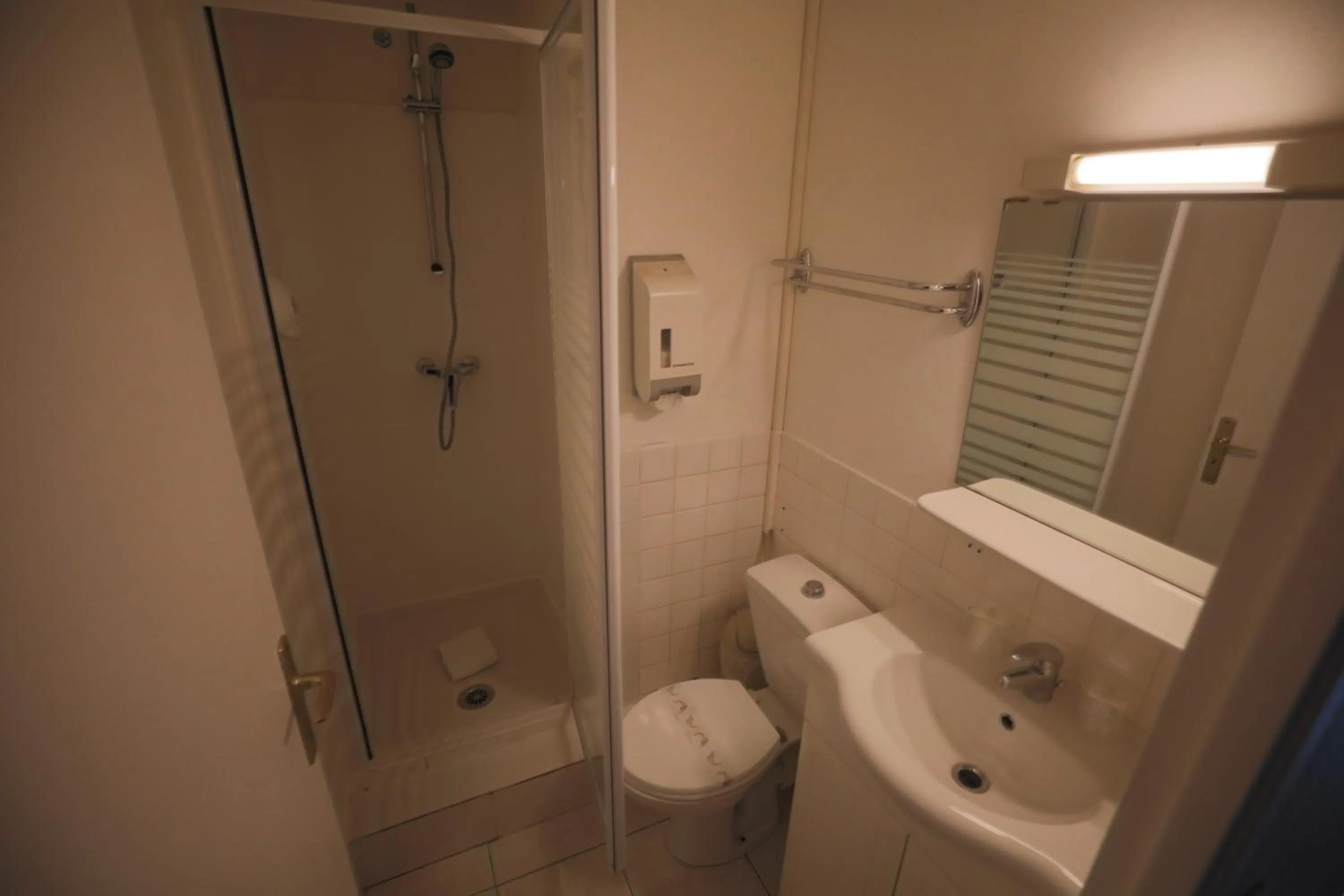 Shower in Hotel Wilson Square