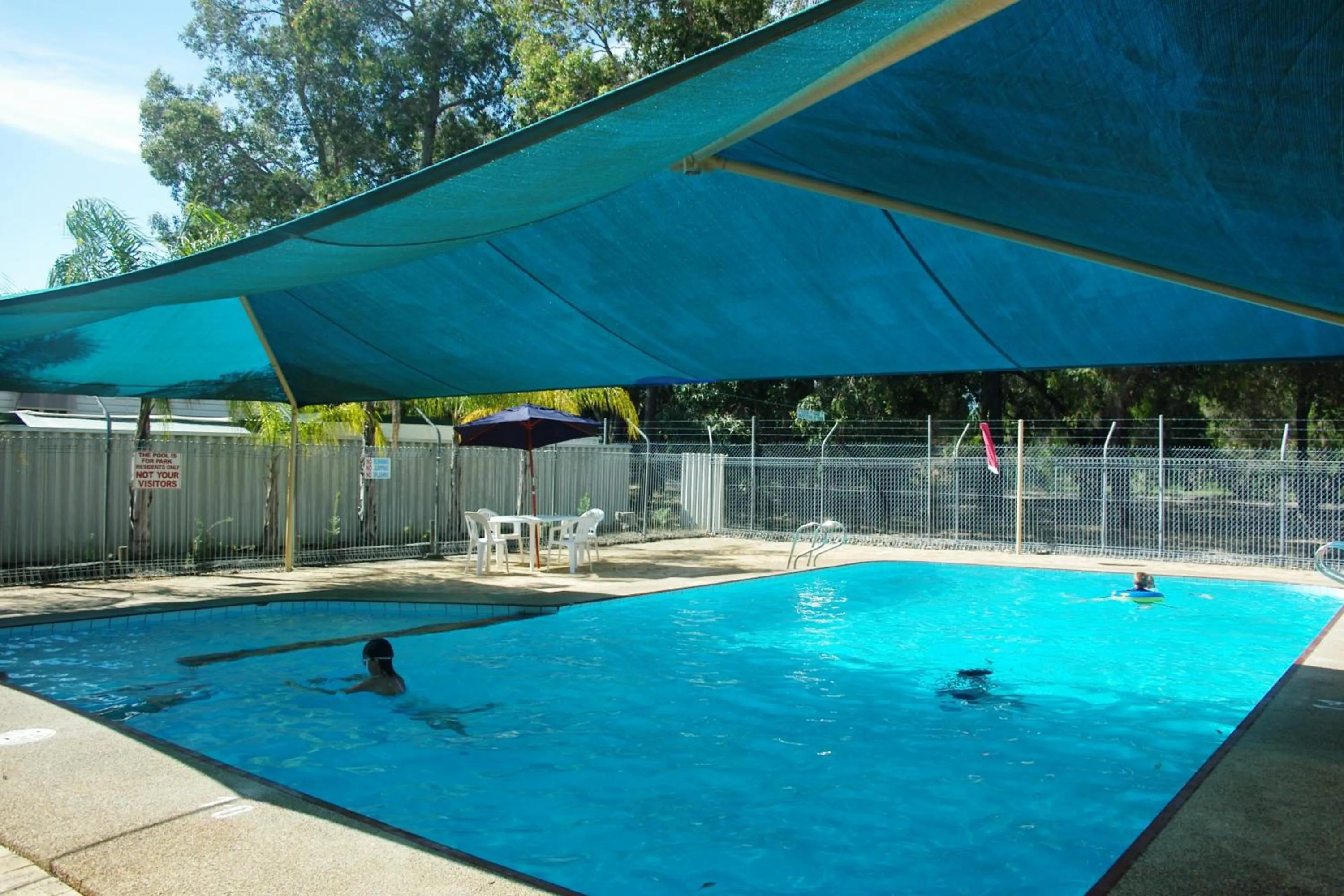 Swimming pool in Acclaim Swan Valley Tourist Park