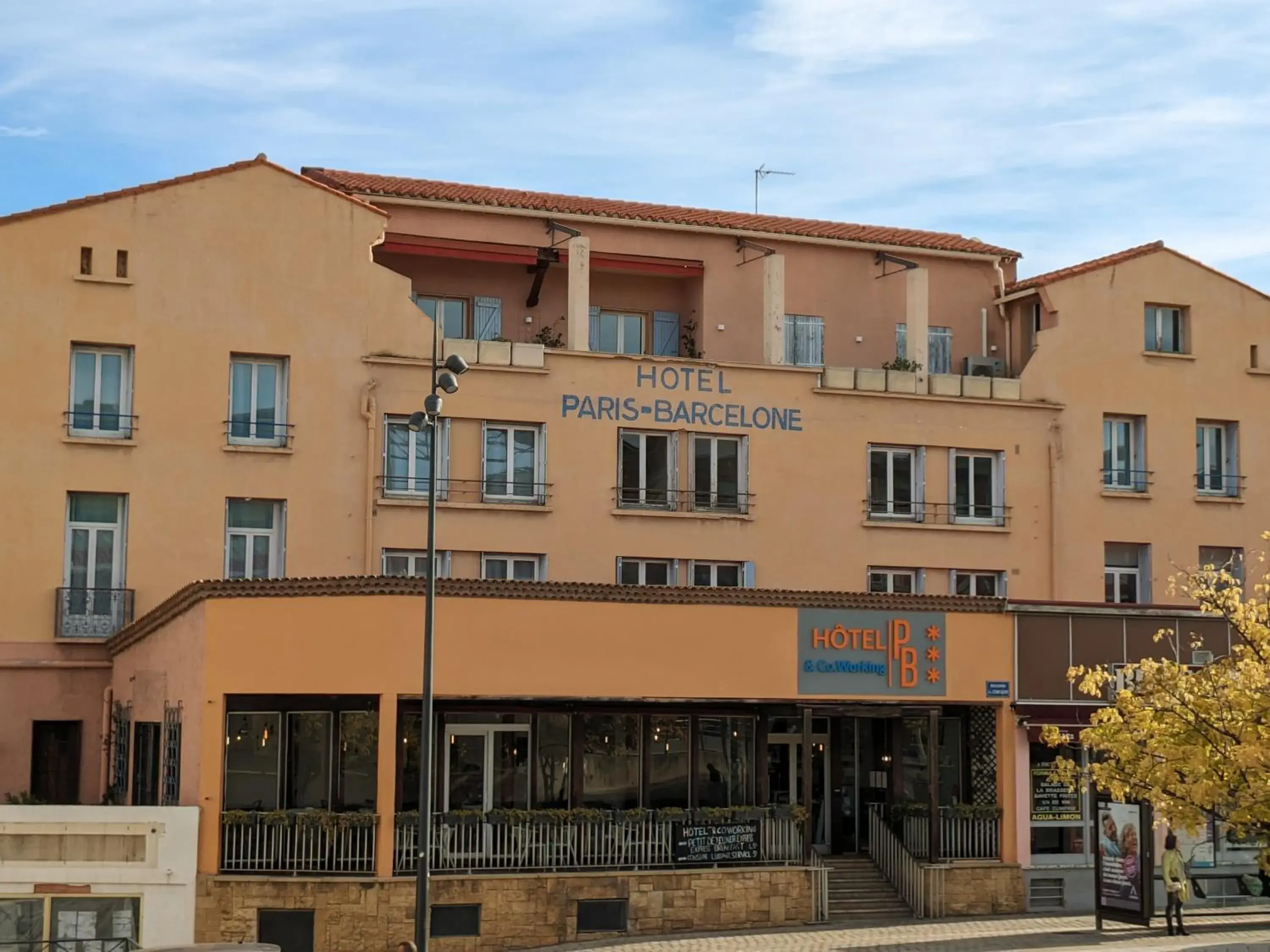 Property building in Hôtel PB - Paris-Barcelone Property building in Hôtel PB - Paris-Barcelone