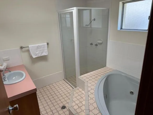 Shower in City Centre Motel Kempsey