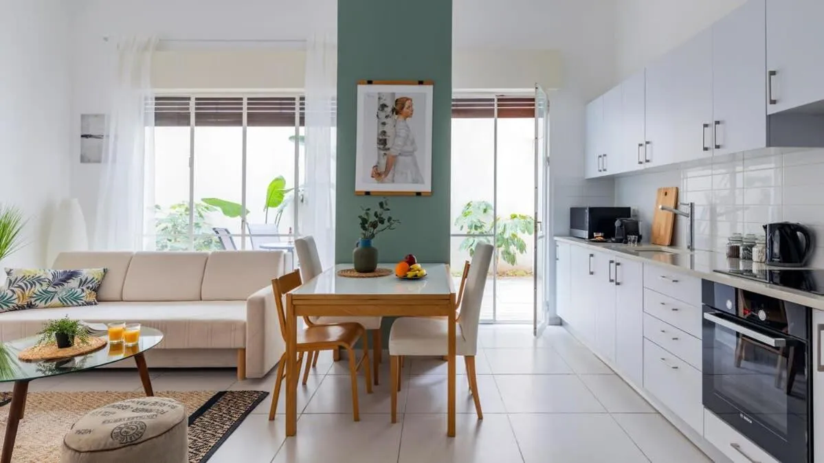 Modern Apartment w/ Garden 2 min from the Beach