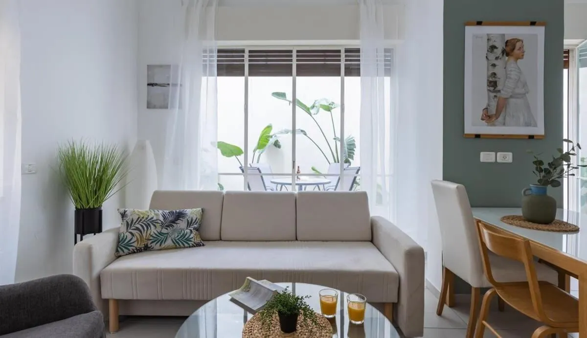 Modern Apartment w/ Garden 2 min from the Beach