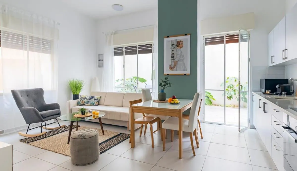 Modern Apartment w/ Garden 2 min from the Beach