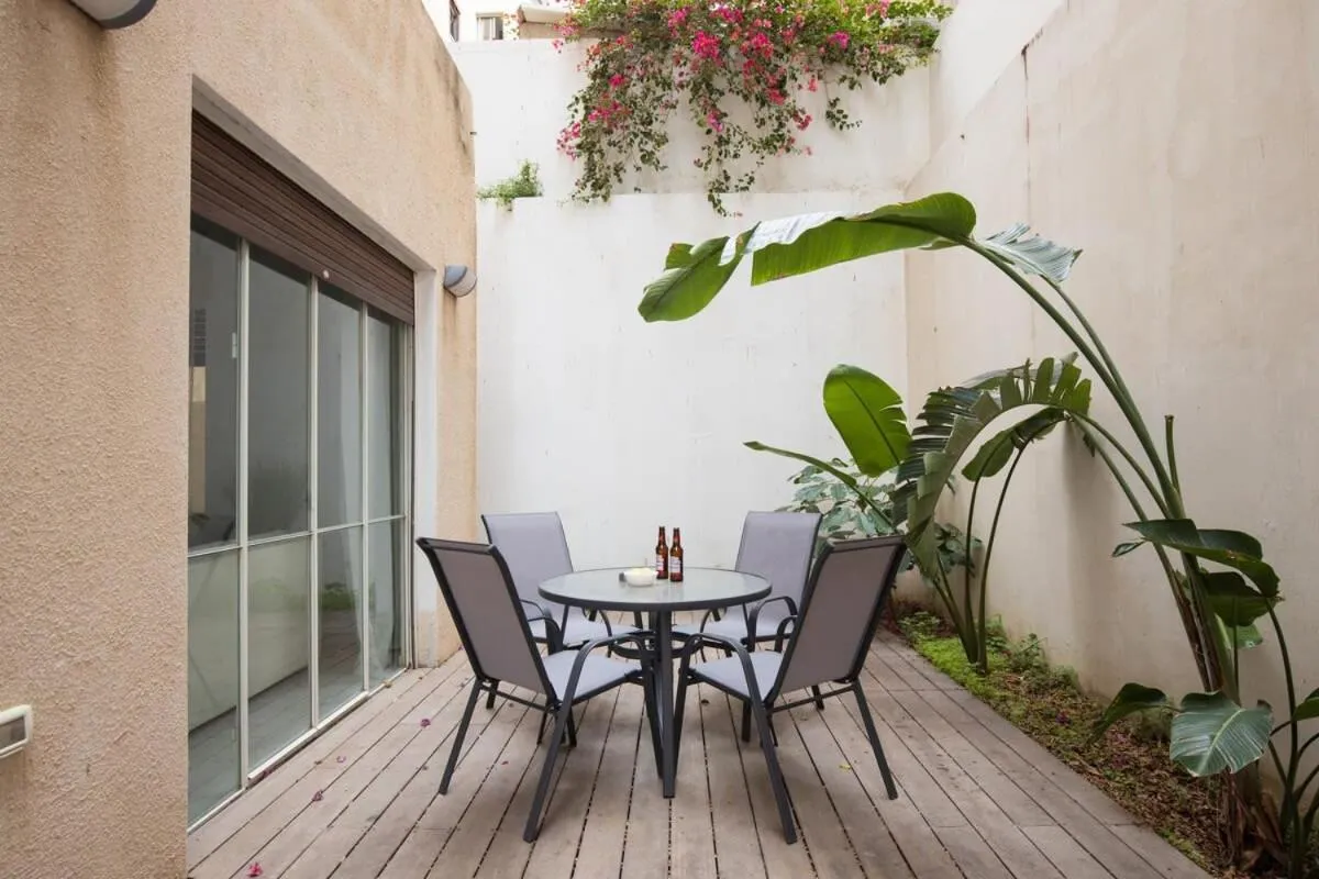 Modern Apartment w/ Garden 2 min from the Beach