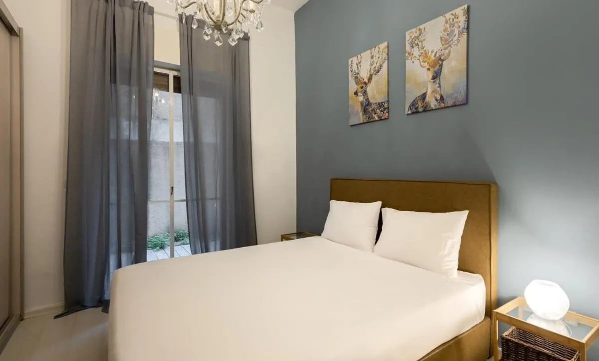 Bed in Modern Apartment w/ Garden 2 min from the Beach