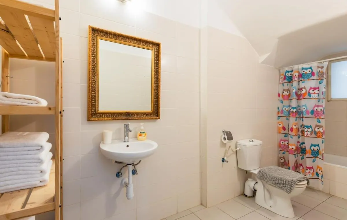 Modern Apartment w/ Garden 2 min from the Beach