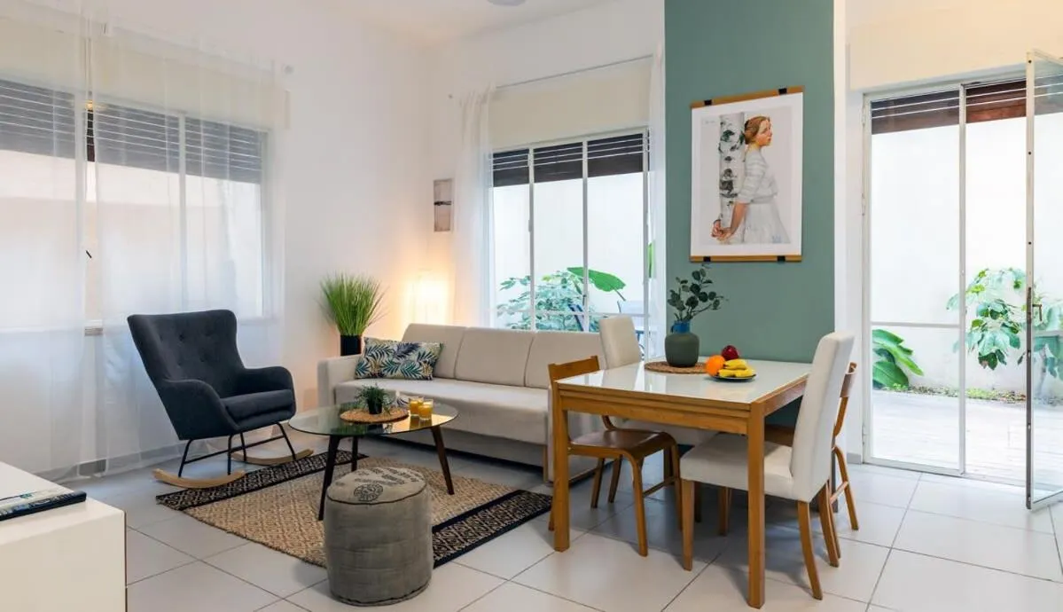 Modern Apartment w/ Garden 2 min from the Beach