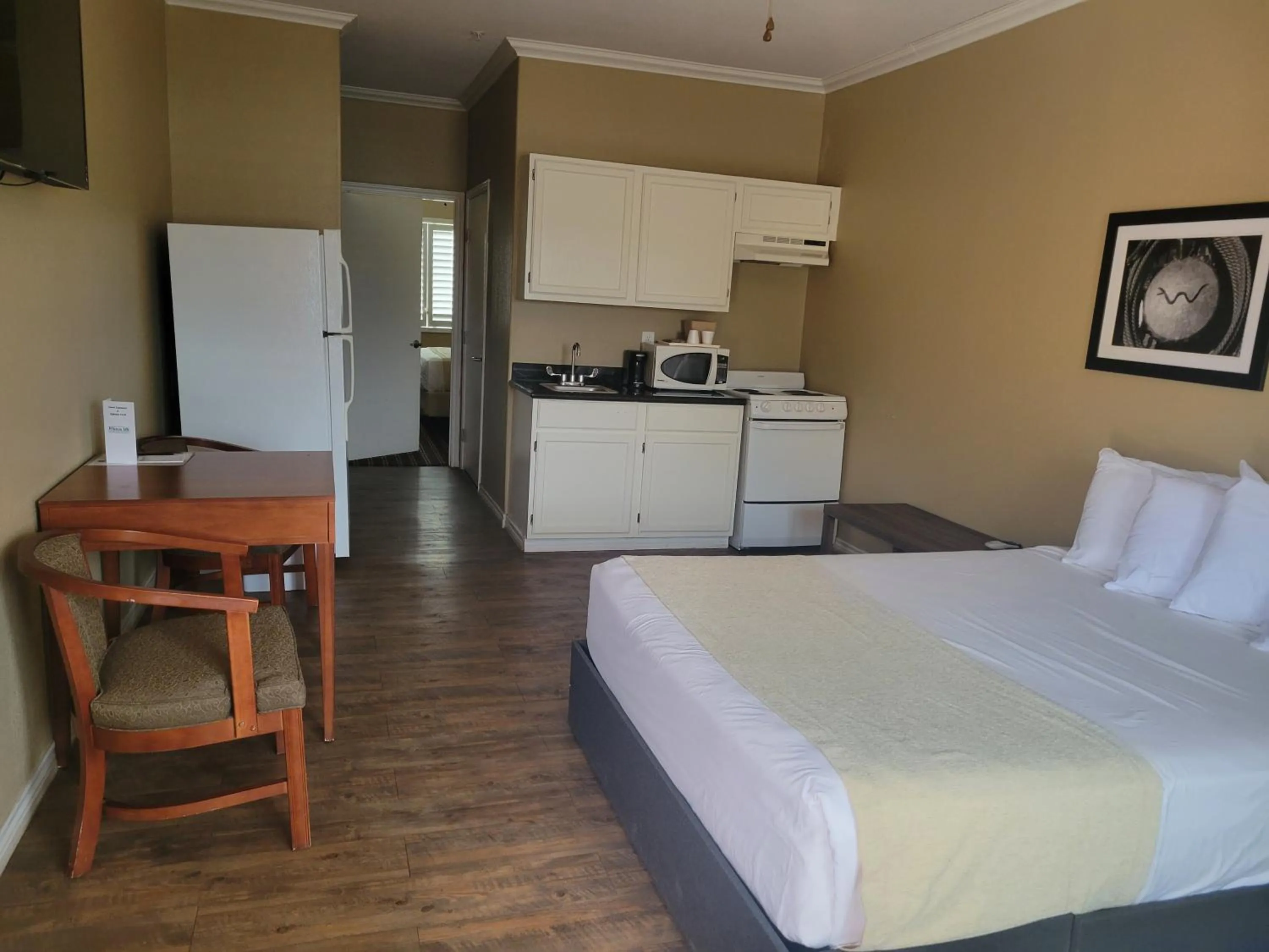 Kitchen or kitchenette, Bed in Cotulla Whitten Inn