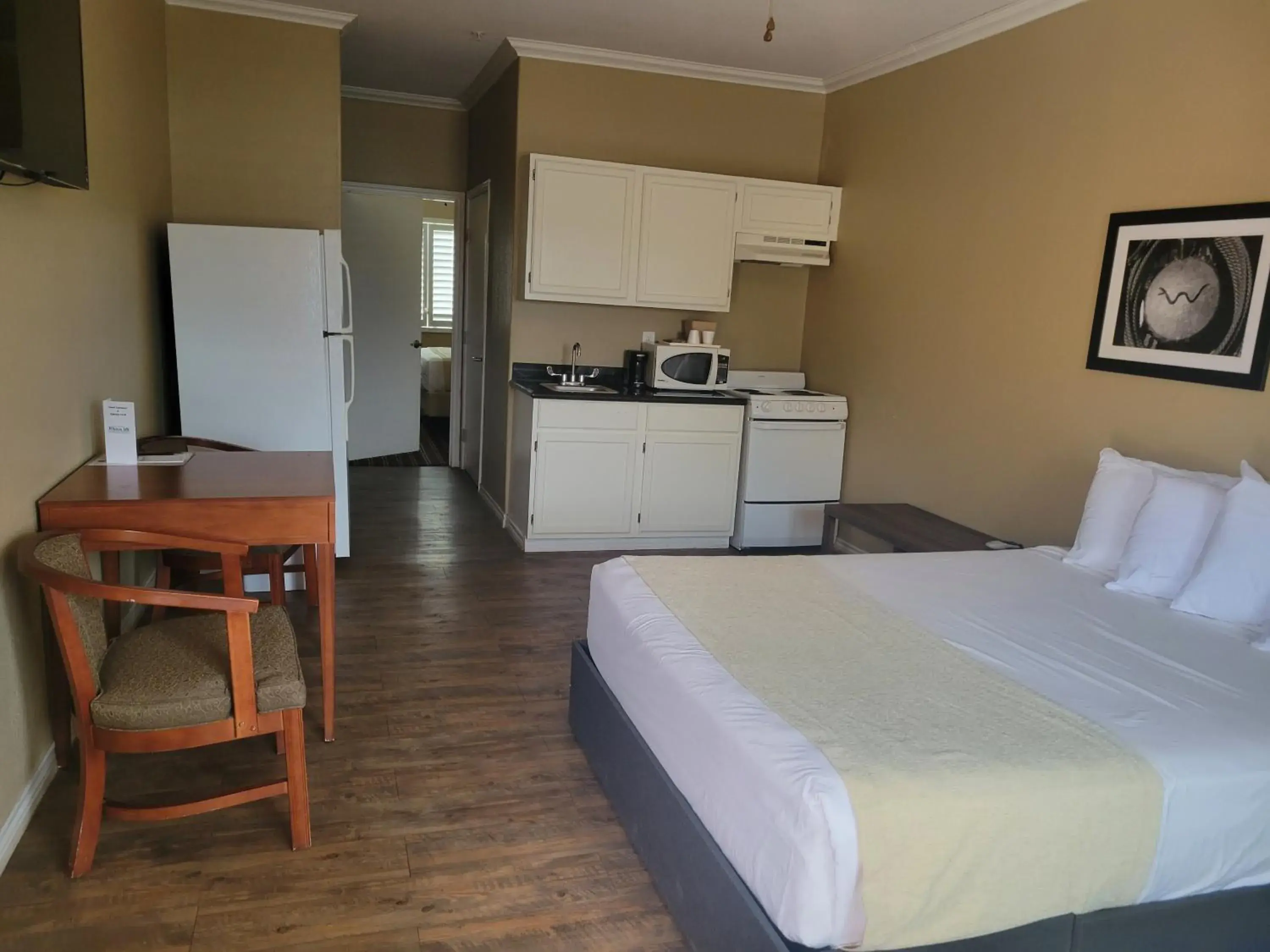 Deluxe Queen Studio in Cotulla Whitten Inn Deluxe Queen Studio in Cotulla Whitten Inn