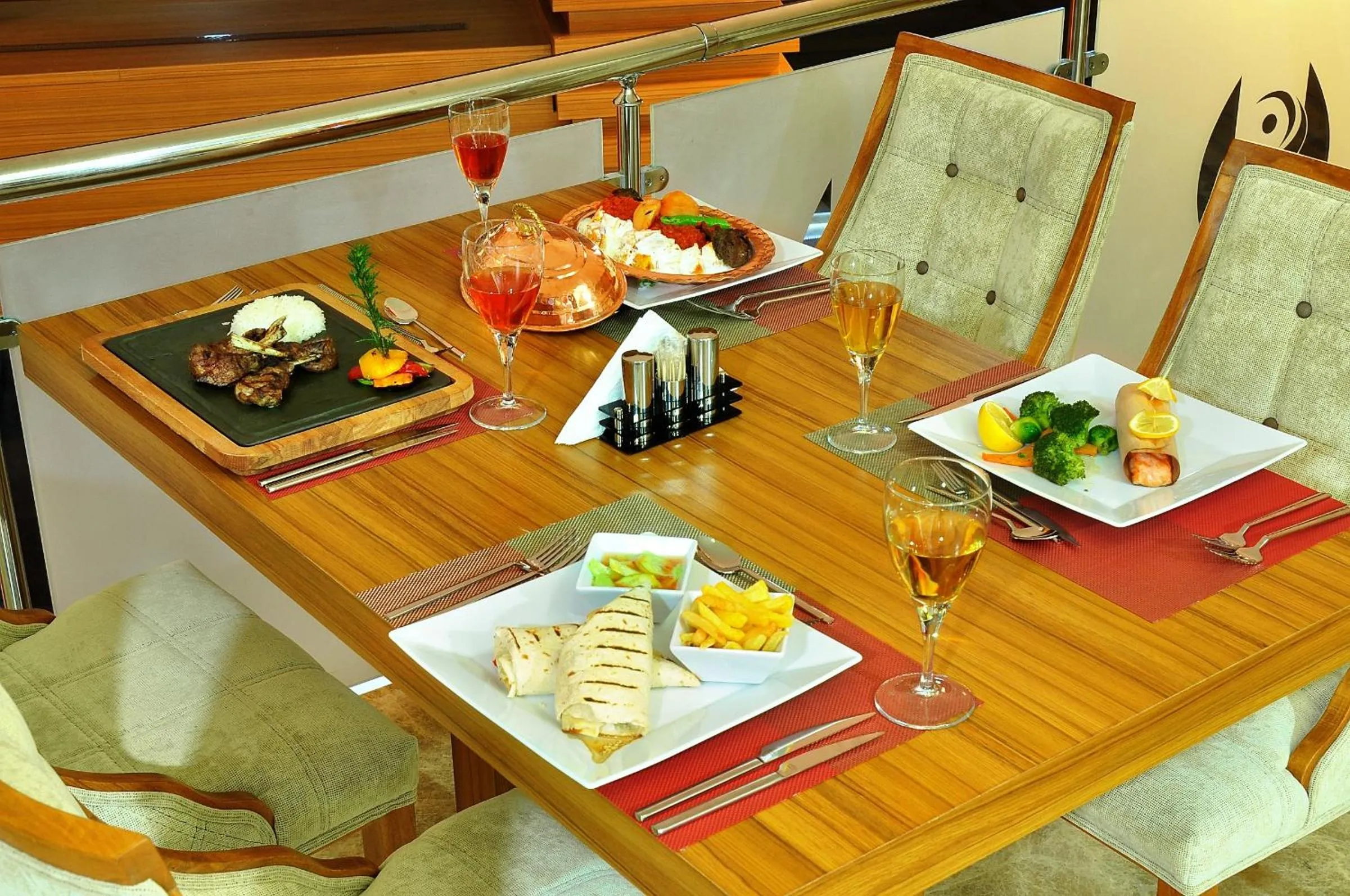 Restaurant/places to eat in Starton Hotel