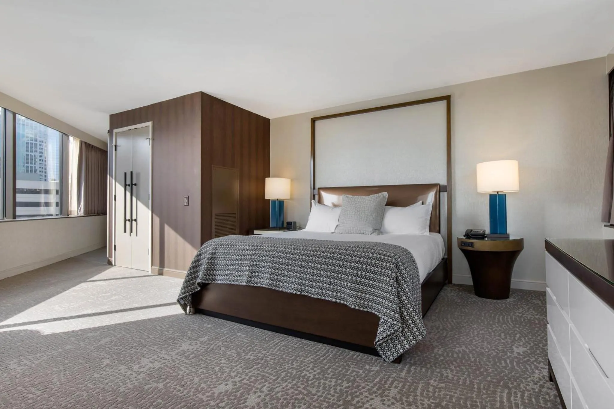 Photo of the whole room, Bed in Omni Charlotte Hotel