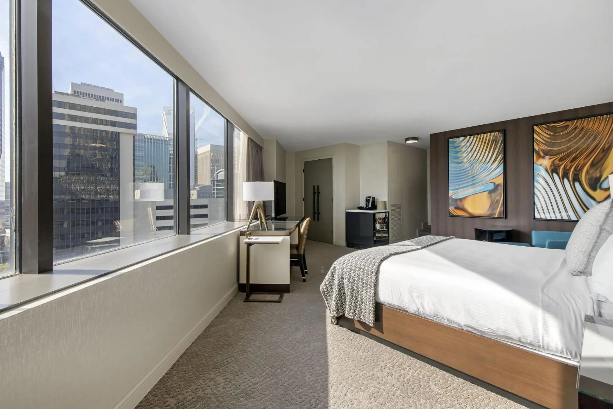 Photo of the whole room, Bed in Omni Charlotte Hotel