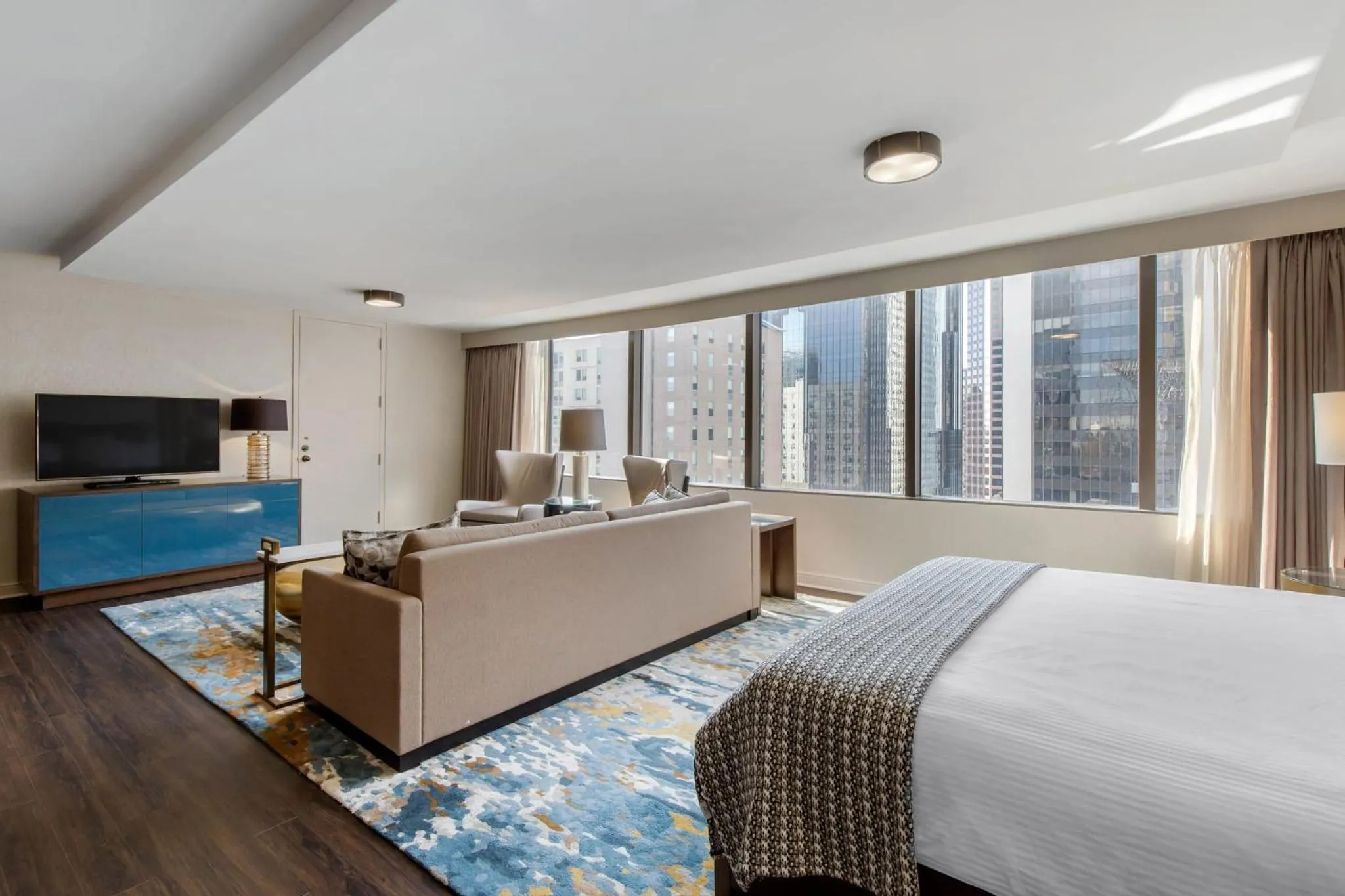 Photo of the whole room, Bed in Omni Charlotte Hotel