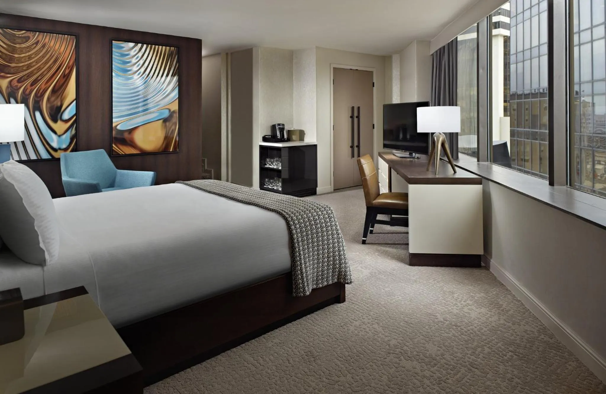 Photo of the whole room, Bed in Omni Charlotte Hotel