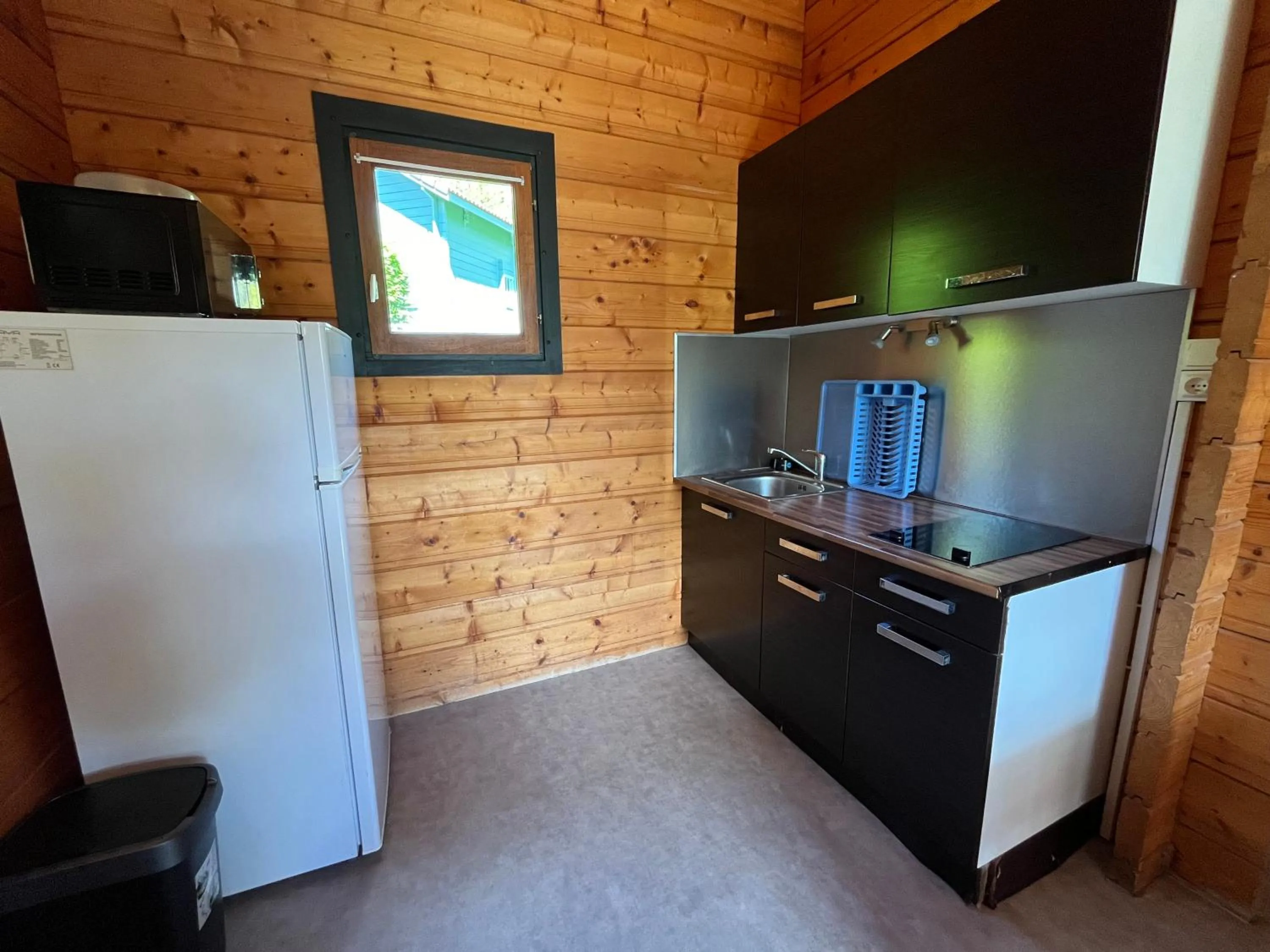 kitchen in Camping du Lac de Saint-Pardoux