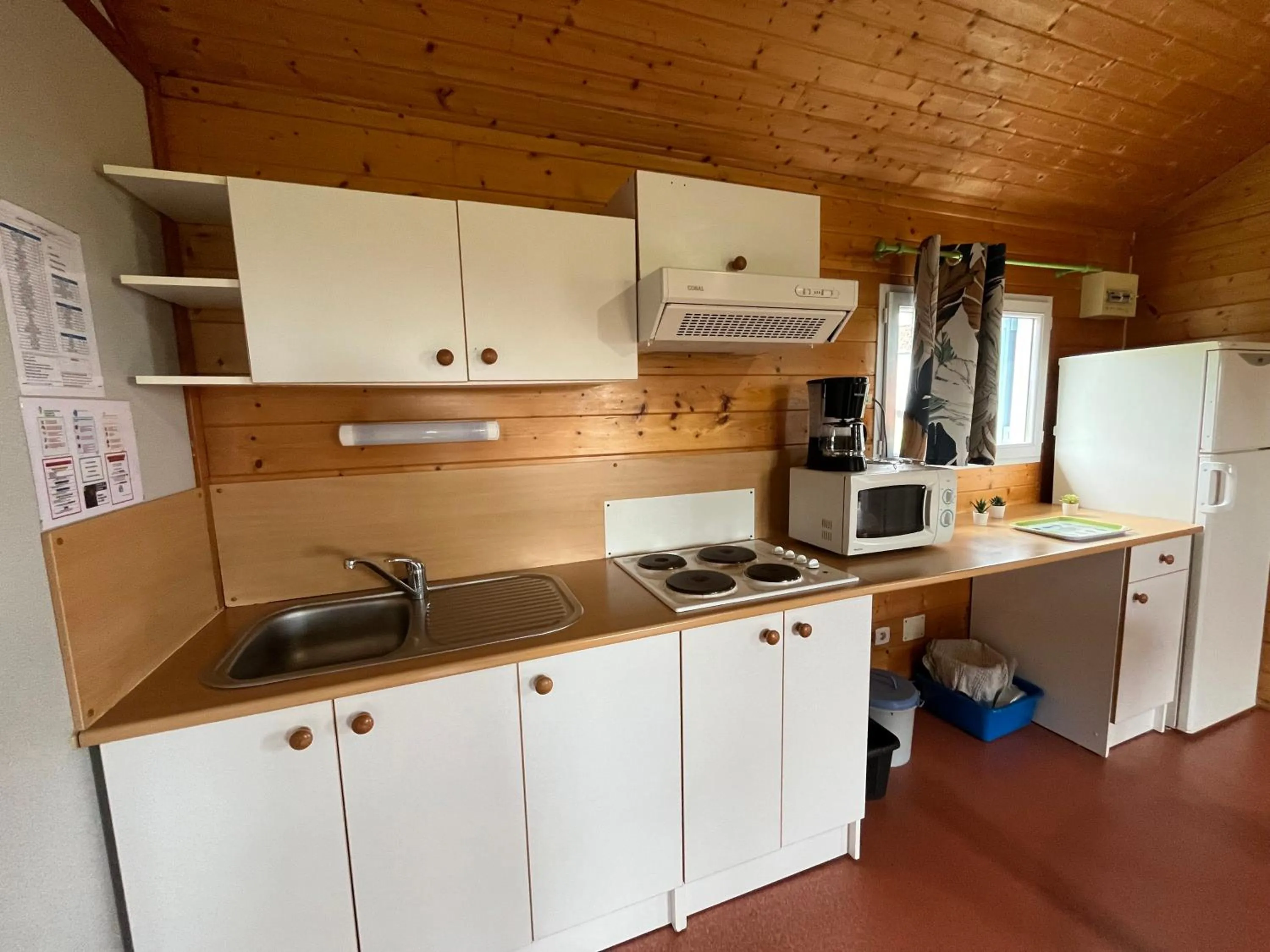 kitchen in Camping de Saulieu