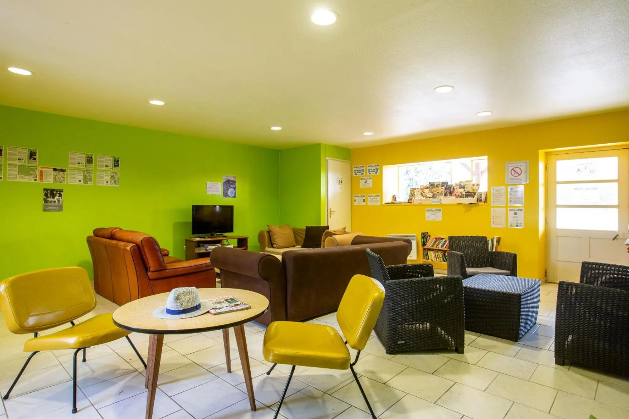 Communal lounge/ TV room in Camping de Saulieu