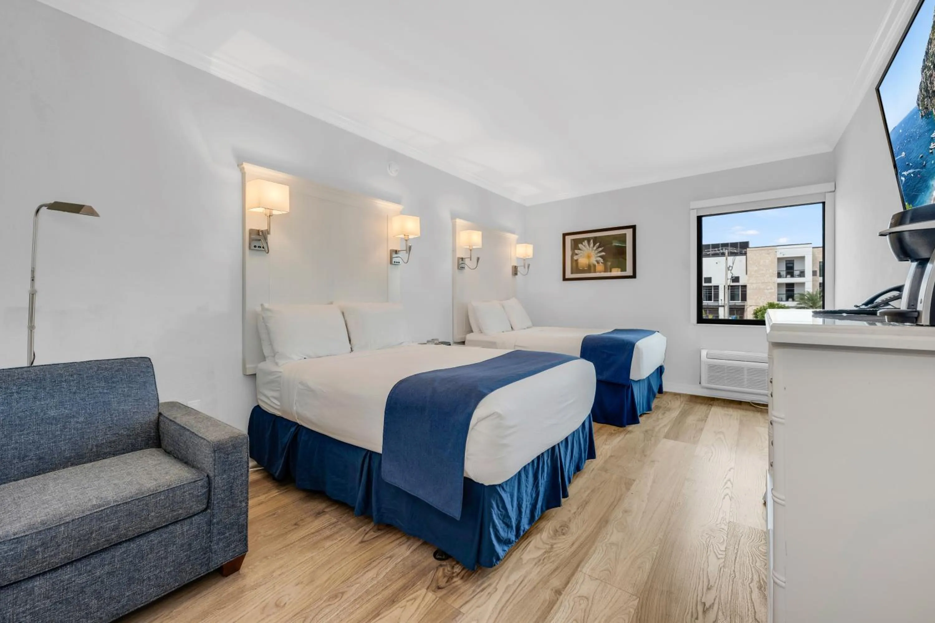 Seating area, Bed in Bayfront Inn 5th Avenue