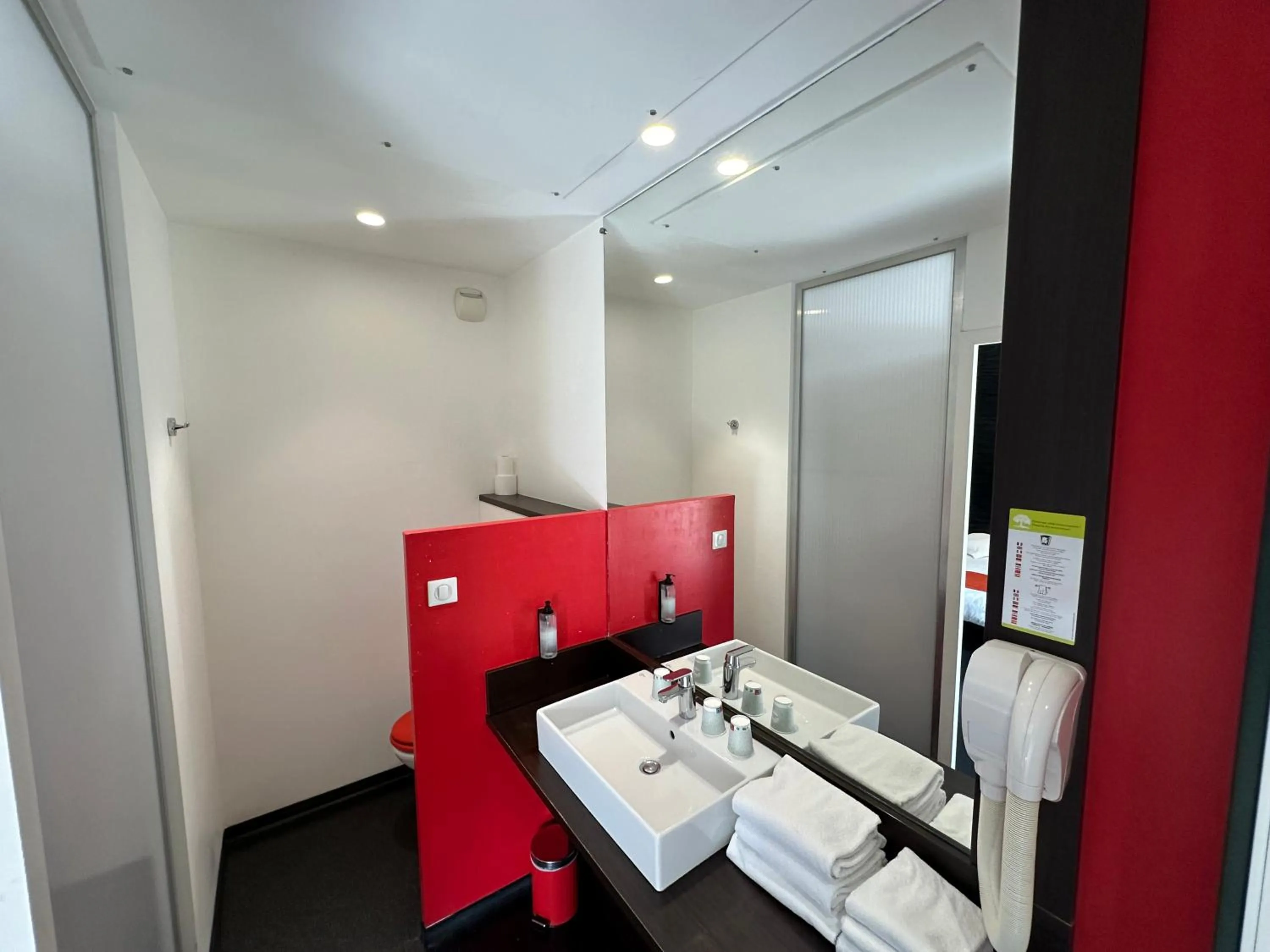 Bathroom in Hôtel Gardenia Bordeaux Est