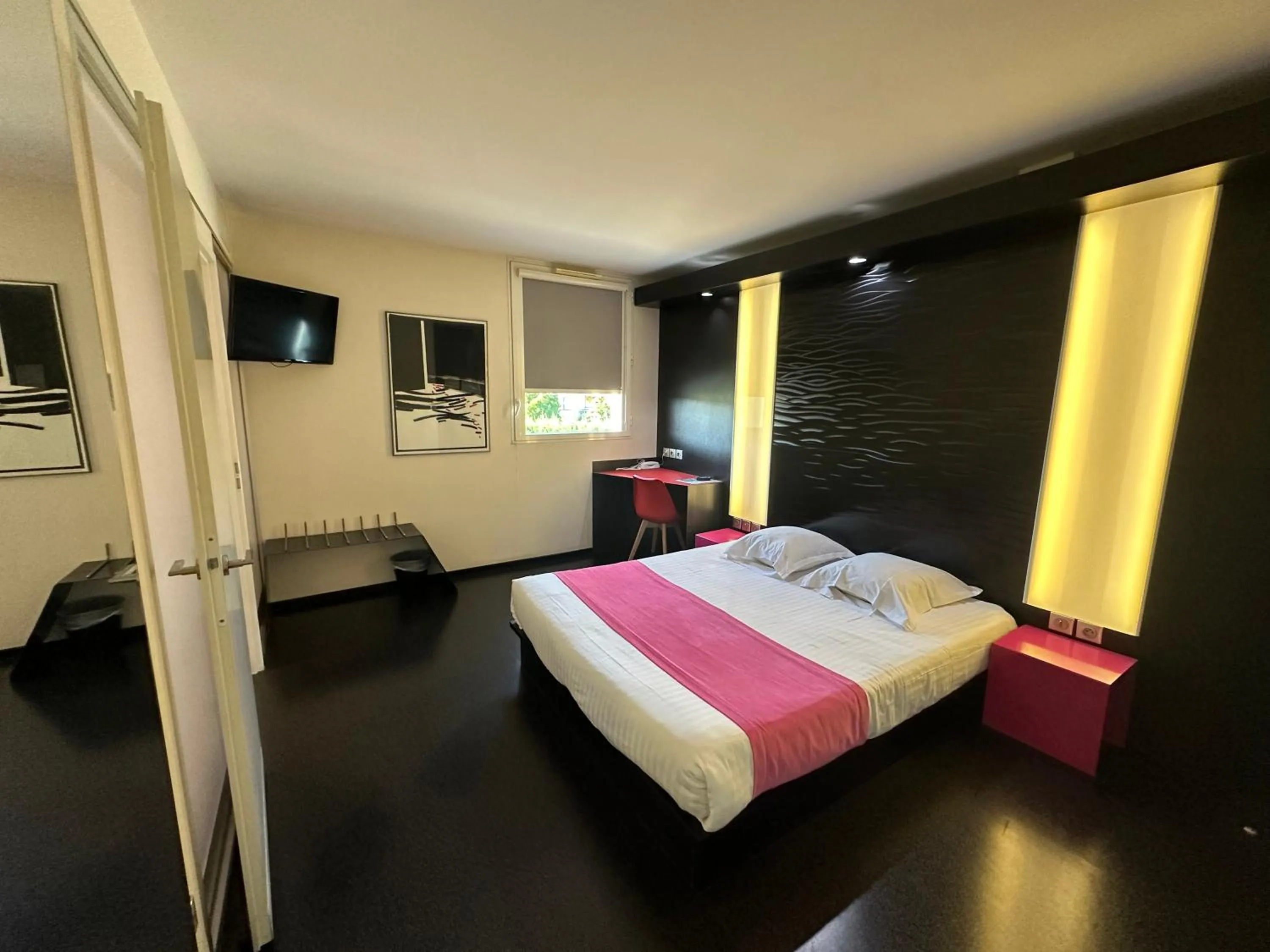 Bedroom, Bed in Hôtel Gardenia Bordeaux Est