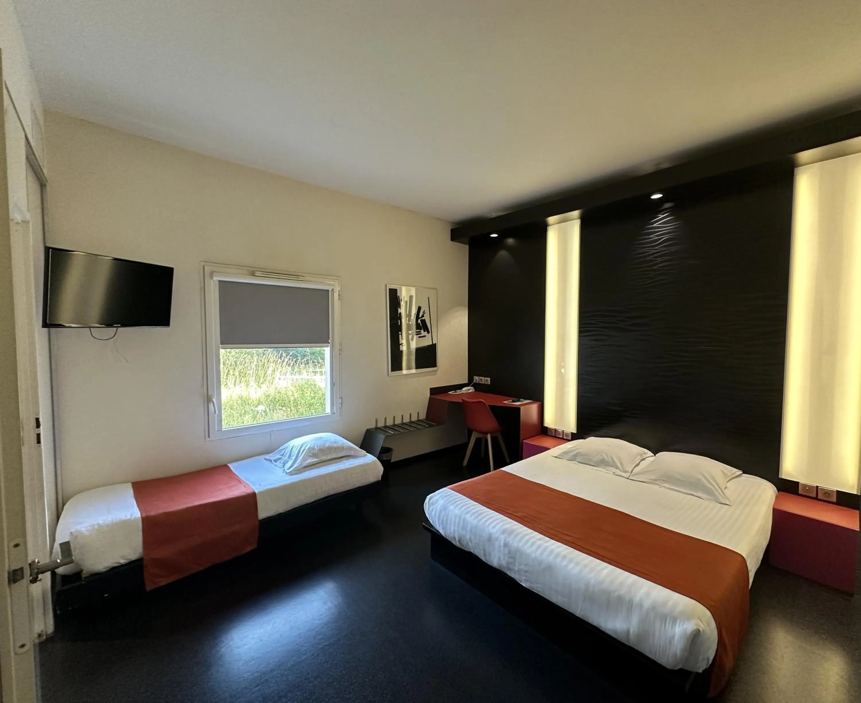 Photo of the whole room, Bed in Hôtel Gardenia Bordeaux Est