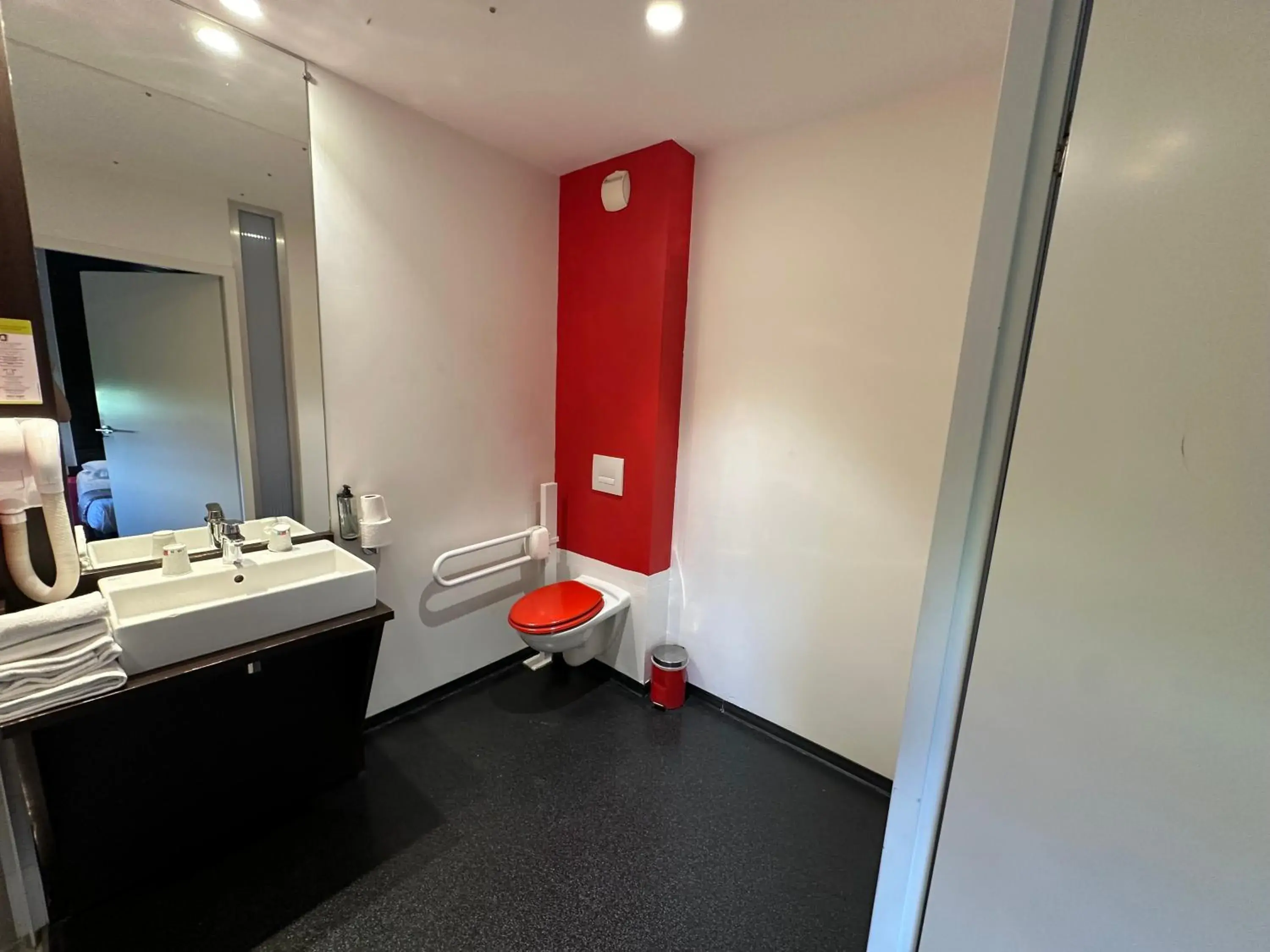 Bedroom in Hôtel Gardenia Bordeaux Est Bedroom in Hôtel Gardenia Bordeaux Est