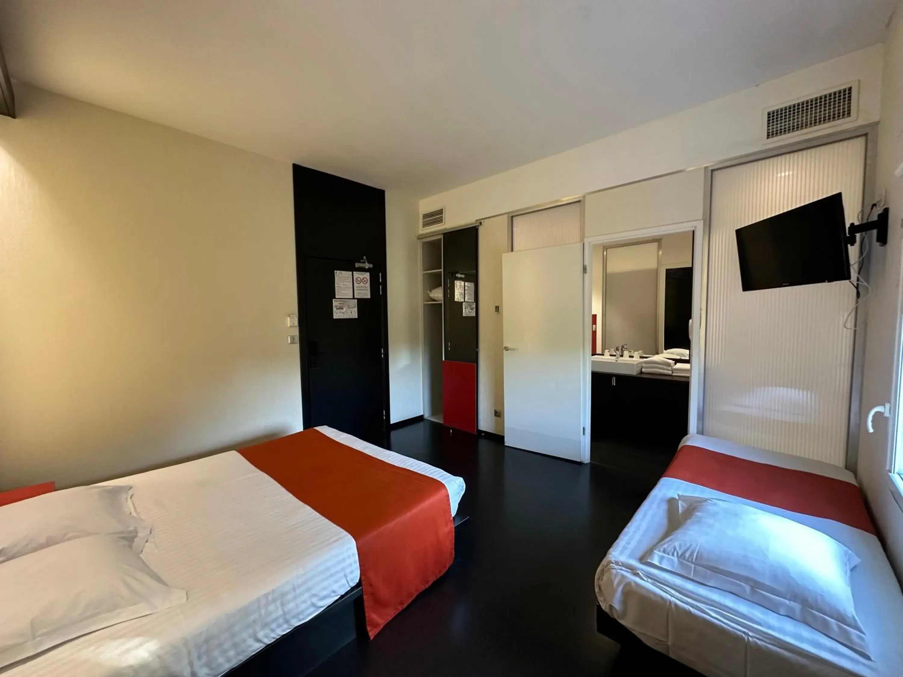 Bedroom, Bed in Hôtel Gardenia Bordeaux Est Bedroom, Bed in Hôtel Gardenia Bordeaux Est