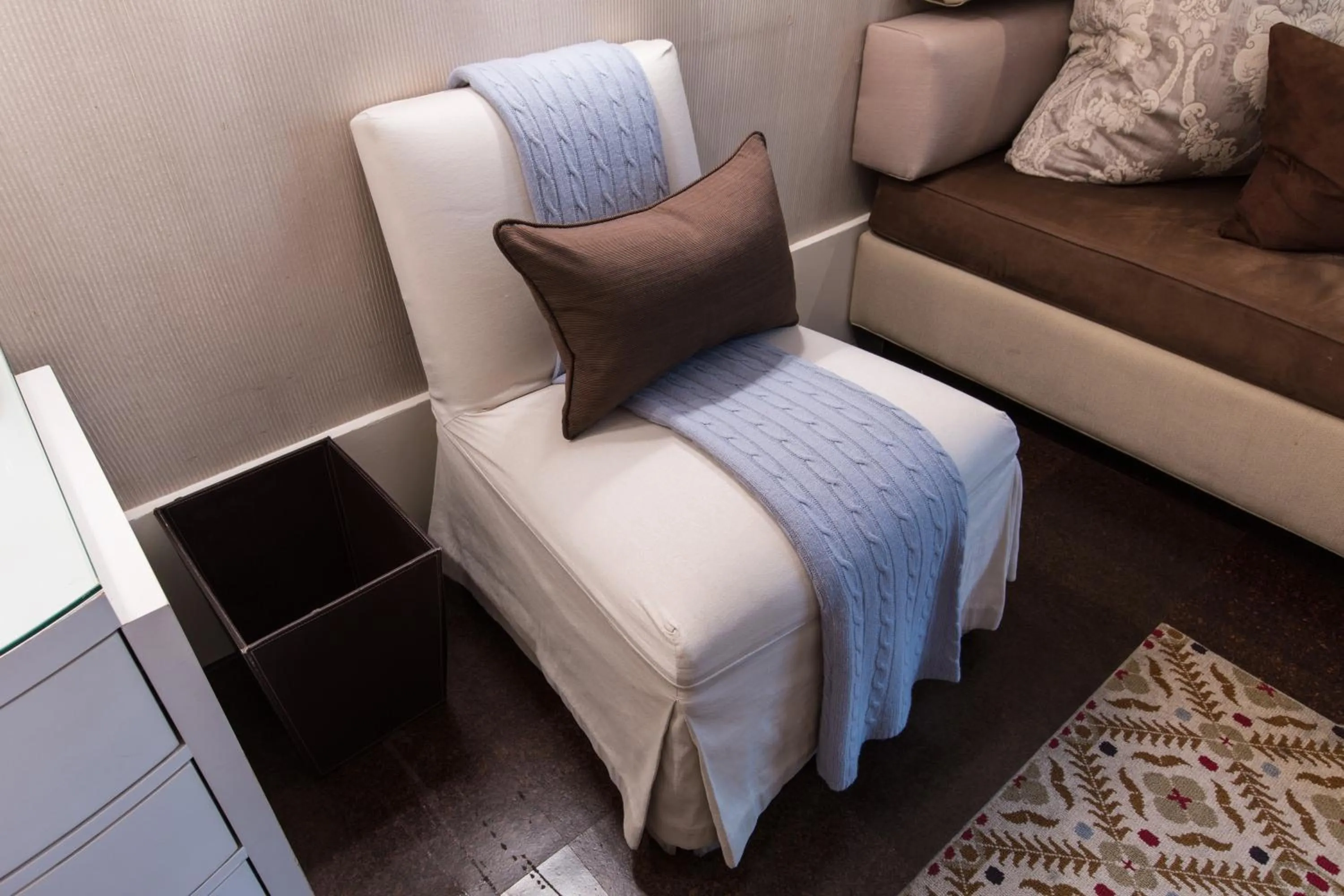 Seating area, Bed in City Club Hotel