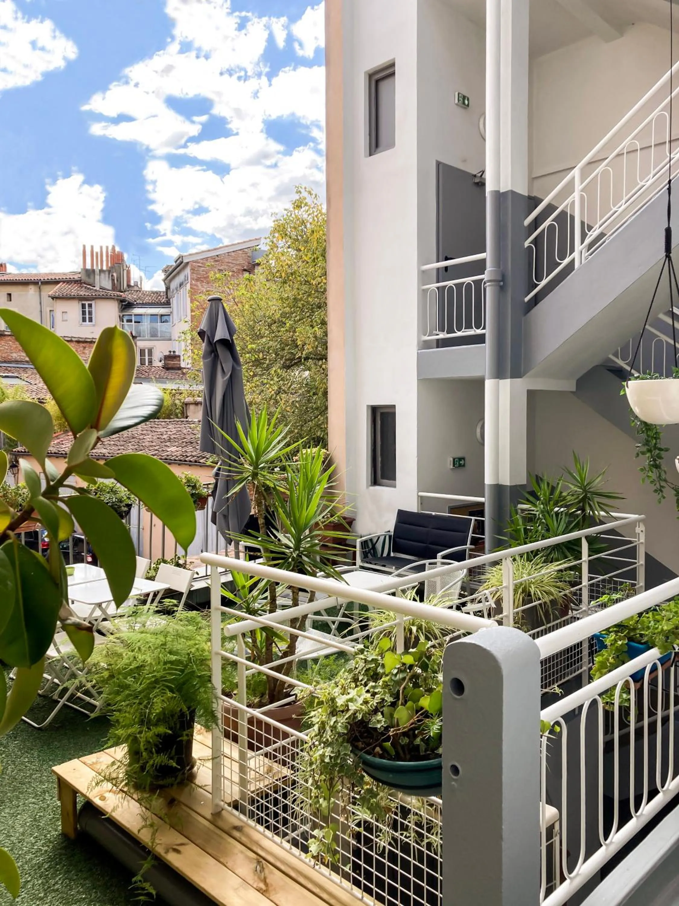 Patio in Hôtel Croix Baragnon