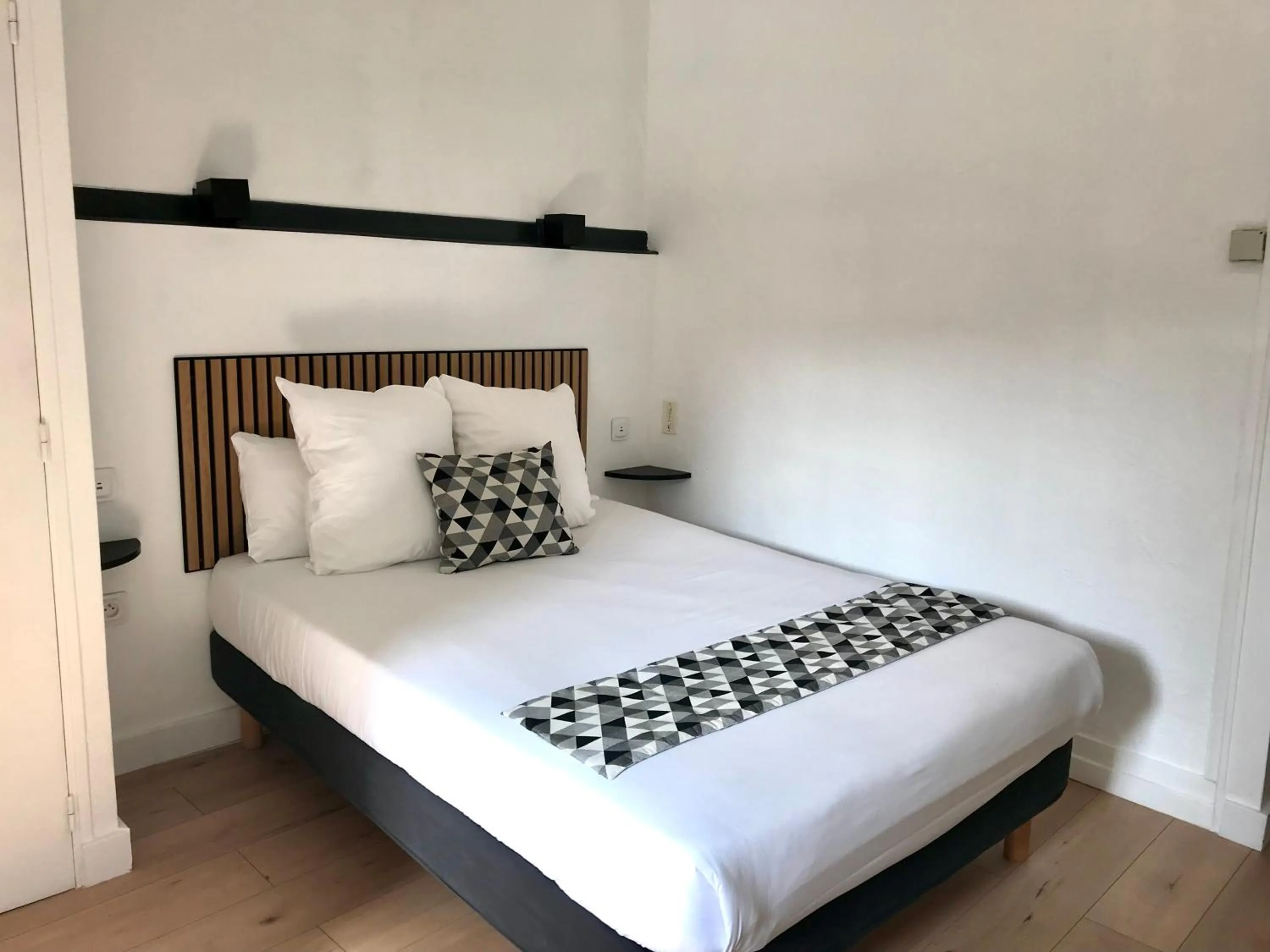 Bed in Hôtel Croix Baragnon