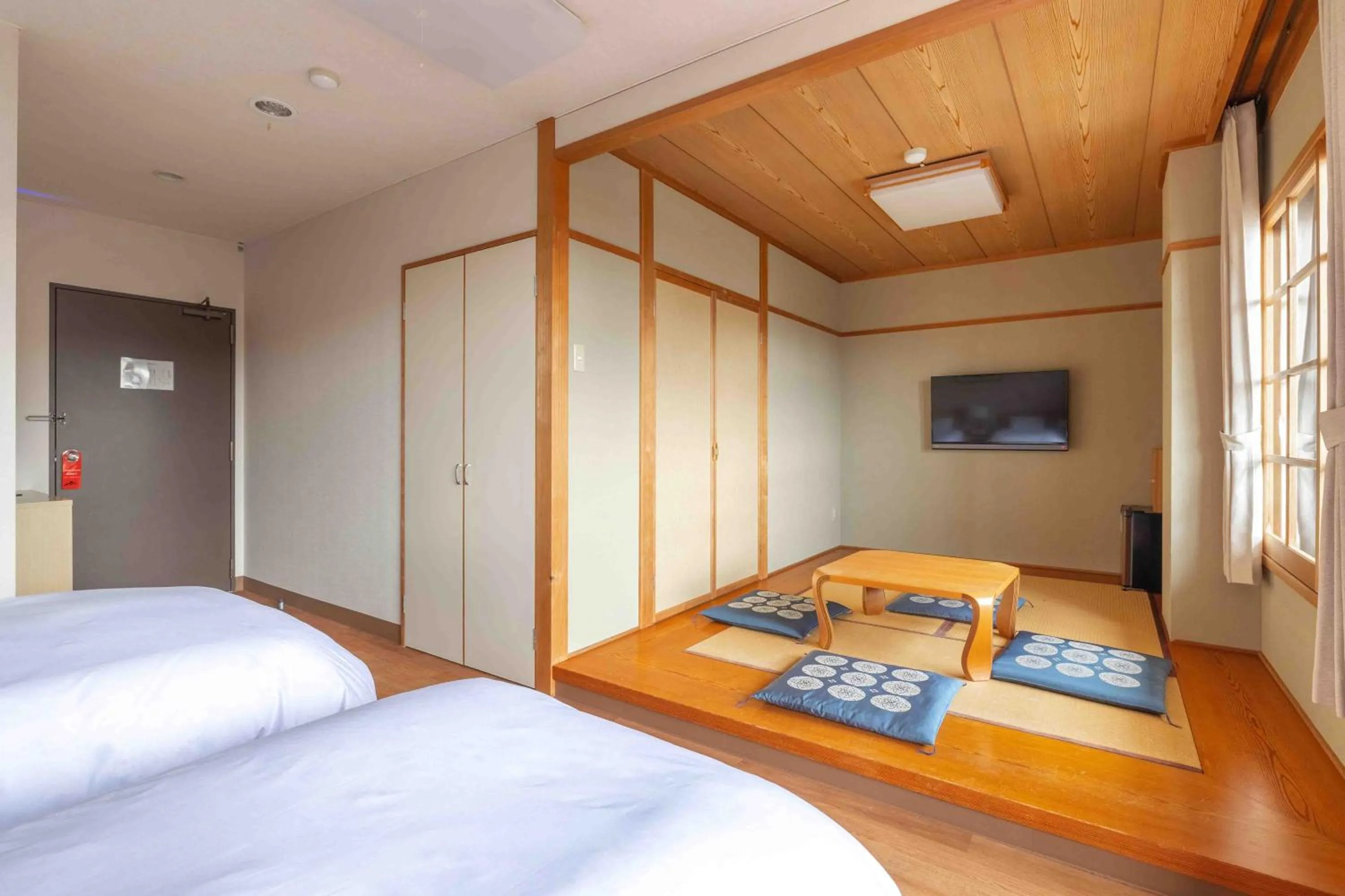 Seating area, Bed in Elizabeth